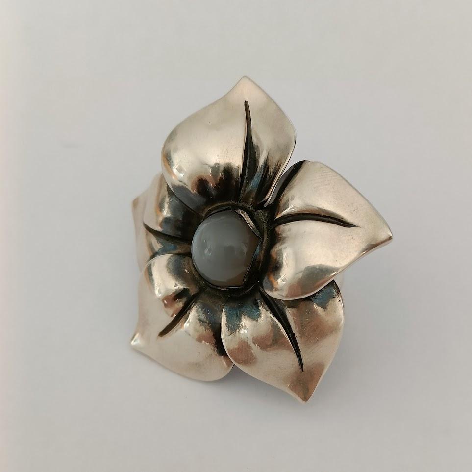 Art Nouveau Anello Georg Jensen in argento 562B con pietra di luna grigia disegnato da Regitze Overgaard in vendita
