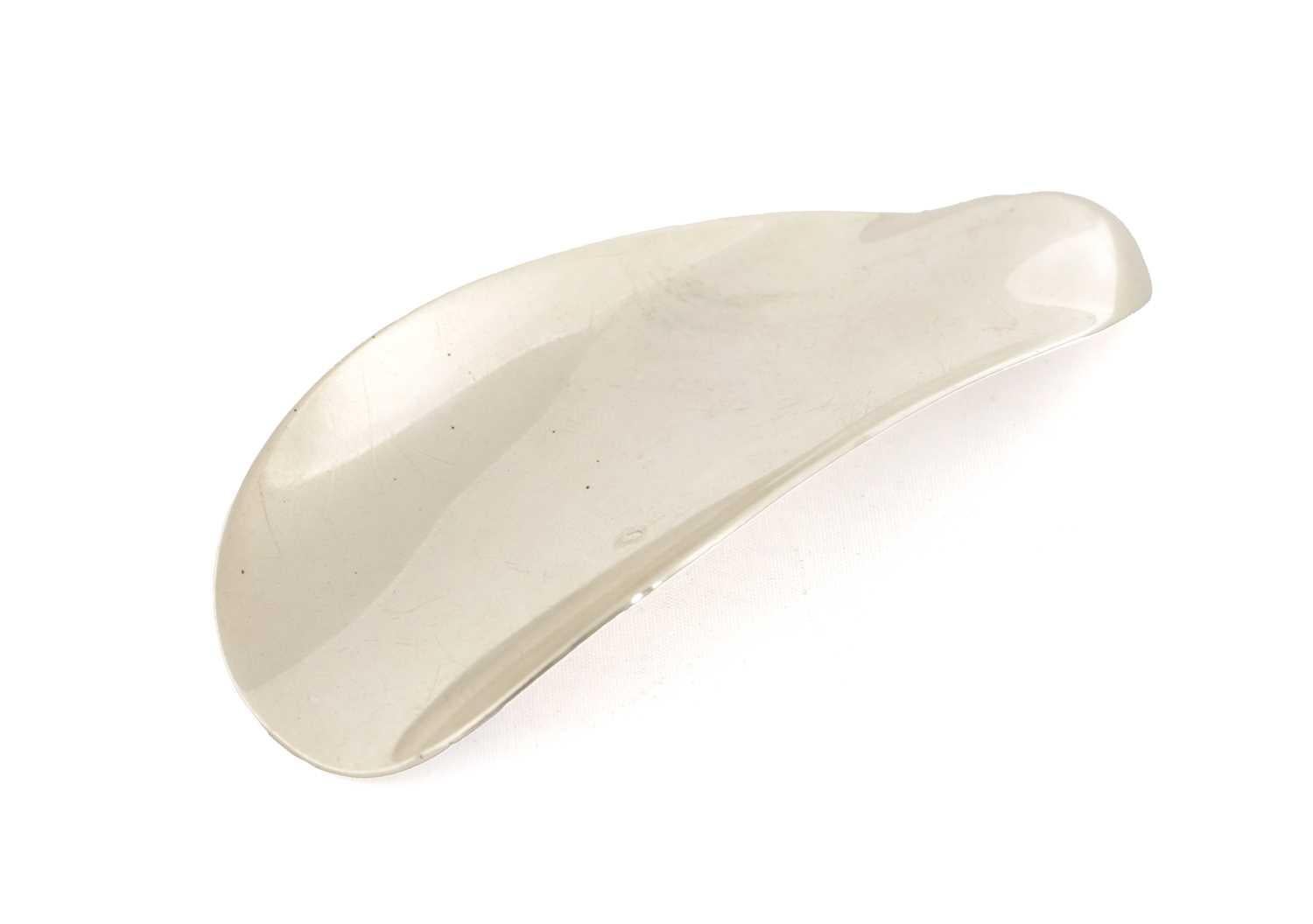 CORNO D'ARGENTO GEORG Jensen timbrato Allan Scharff
Uno stiloso e raro calzascarpe Georg Jensen 475 di Allan Scharff Danimarca. Argento sterling. Prodotto in Danimarca
 36 g in totale. Lunghezza 10 cm
  in  ottime condizioni, nessuna ammaccatura,