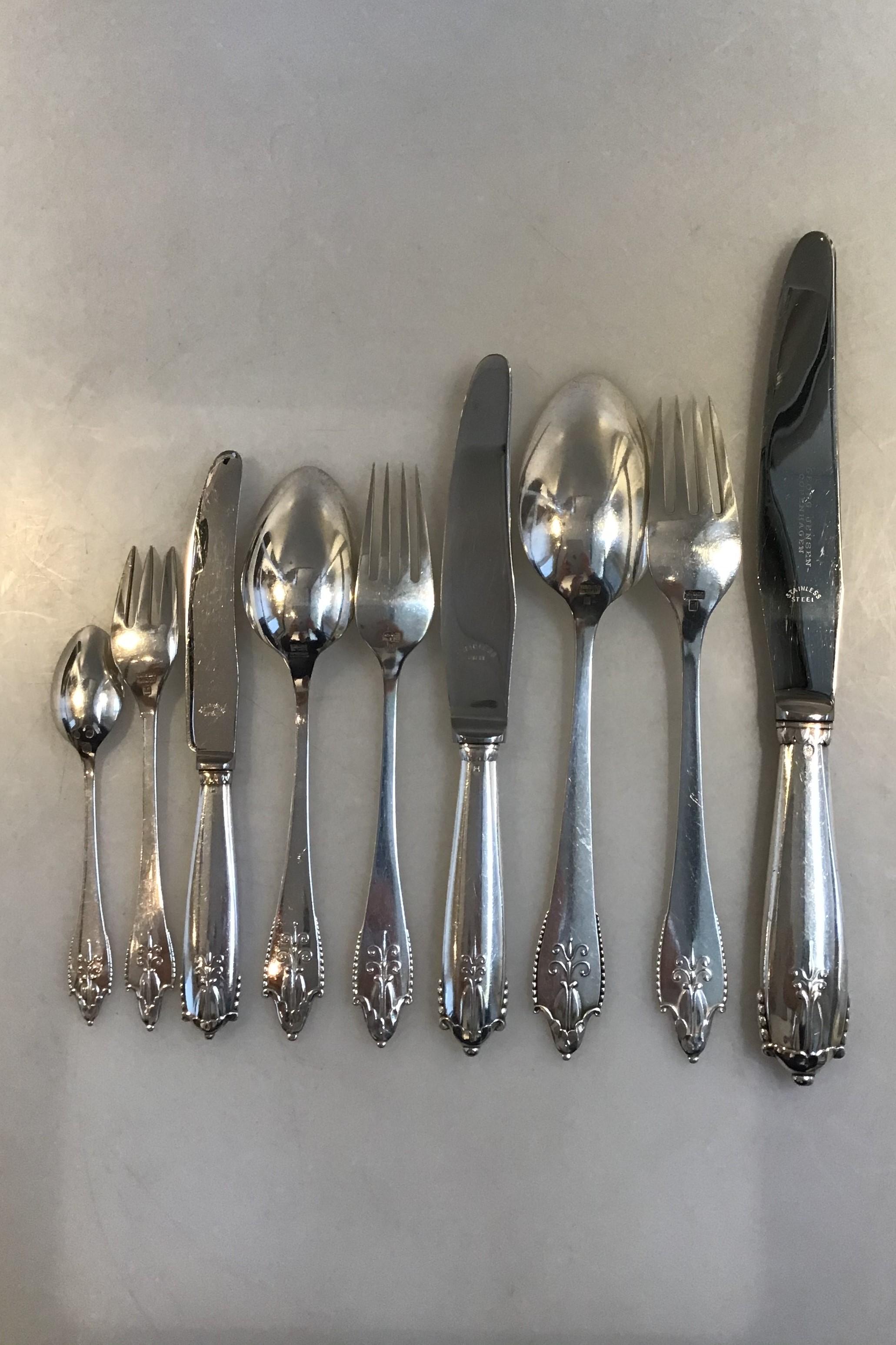 Georg Jensen silver/sterling silver Akkeleje set for 12 people (108 pcs)

Set consists of
12 x dinner knives, L 25 cm(9 27/32 in)
12 x dinner forks, L 19.8 cm(7 51/64 in)
12 x dinner spoons, L 20.2 cm(7 61/64 in)
12 x Luncheon knives, L 20.2