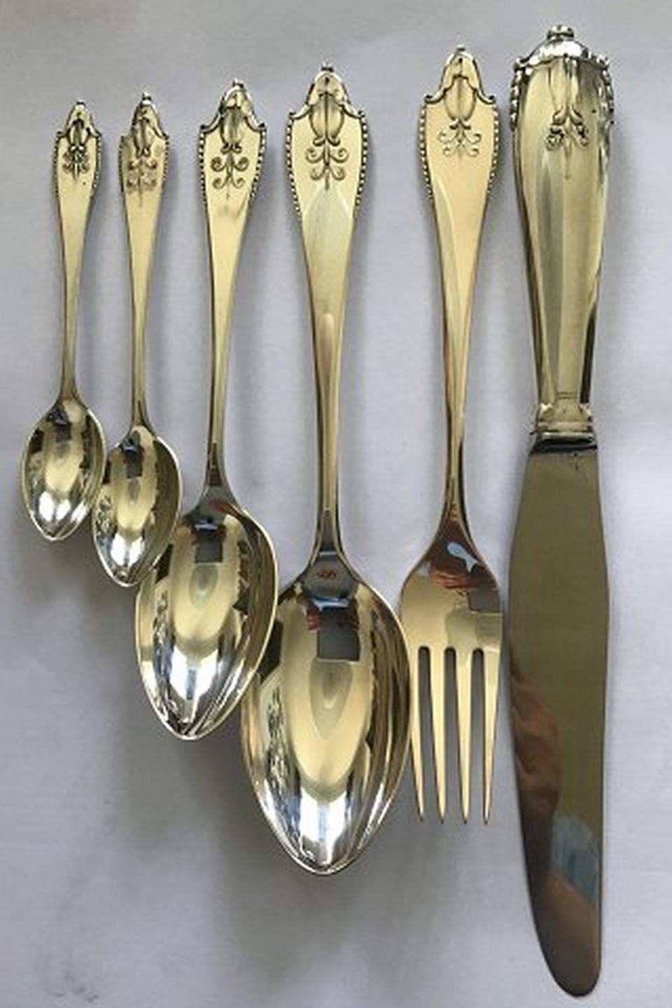 Georg Jensen silver/sterling silver Akkeleje set for 12 people (72 pieces).

Set consists of
12 x dinner knives, L 25 cm(9 27/32 in)
12 x dinner forks, L 19.8 cm(7 51/64 in)
12 x dinner spoons, L 20.2 cm(7 61/64 in)
12 x dessert spoons, L 17