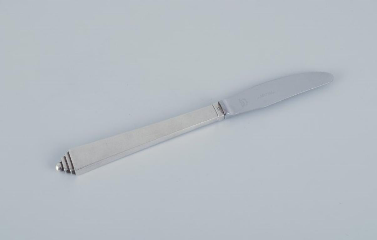 Georg Jensen, a set of six Pyramid long-handled lunch knives in sterling silver and stainless steel.
Stamped with the after-1944 hallmark.
In good condition with normal signs of use.
Dimensions: L 20.5 cm.