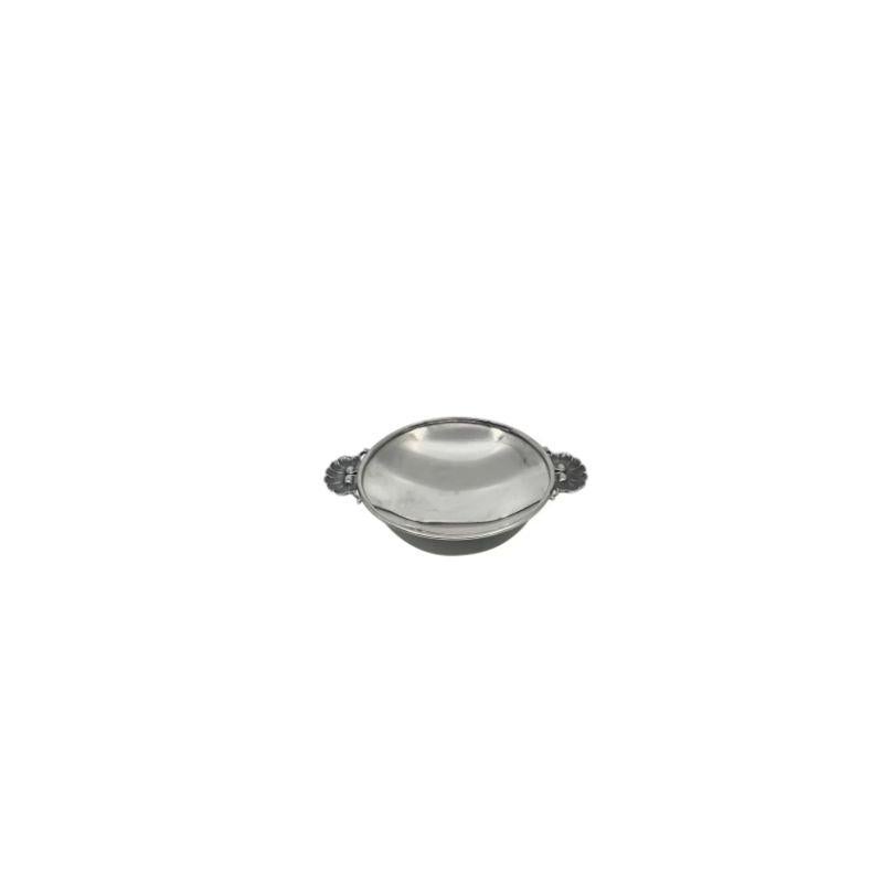 A small sterling silver Georg Jensen dish with shell motif handles, design #355G by Gundorph Albertus from circa 1929.

Additional information:
Material: Sterling silver
Styles: Art Deco
Hallmarks: Vintage Georg Jensen hallmarks from
