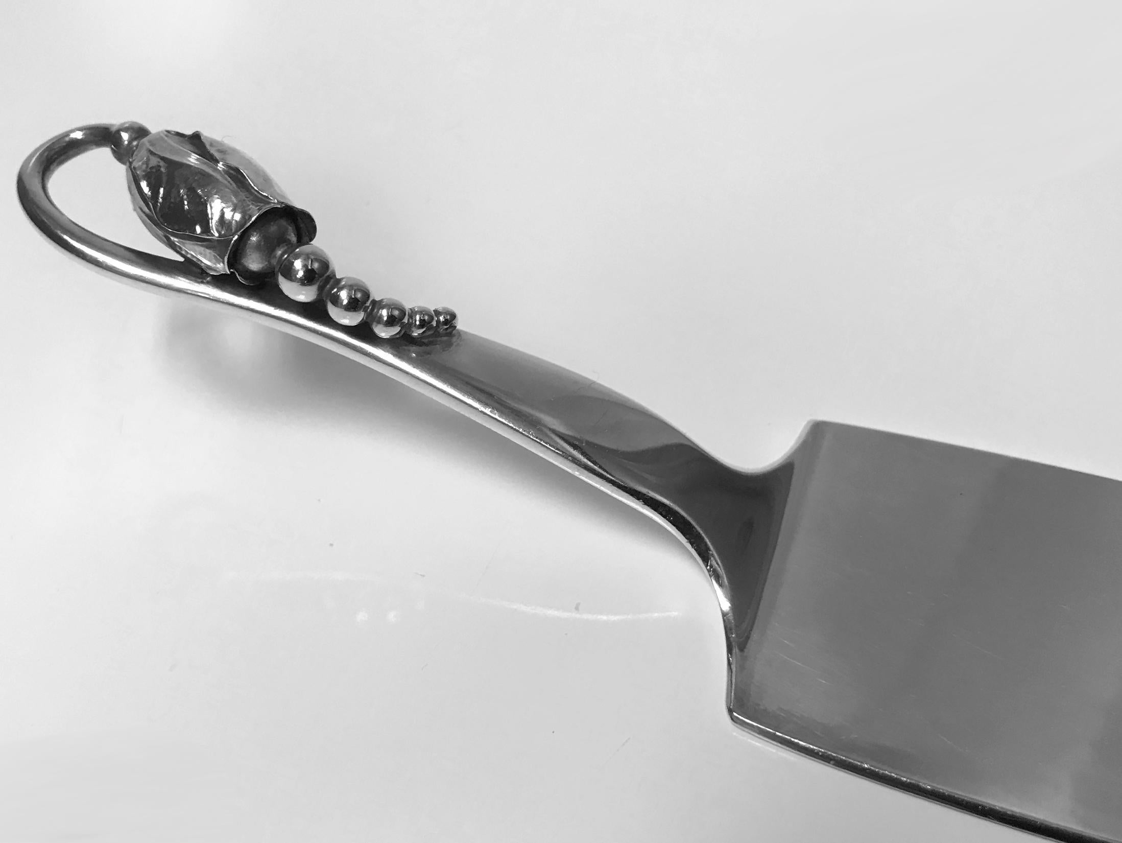 Georg Jensen Solid Sterling Pie Cake Server Blossom Pattern No 84 In Good Condition In Toronto, Ontario
