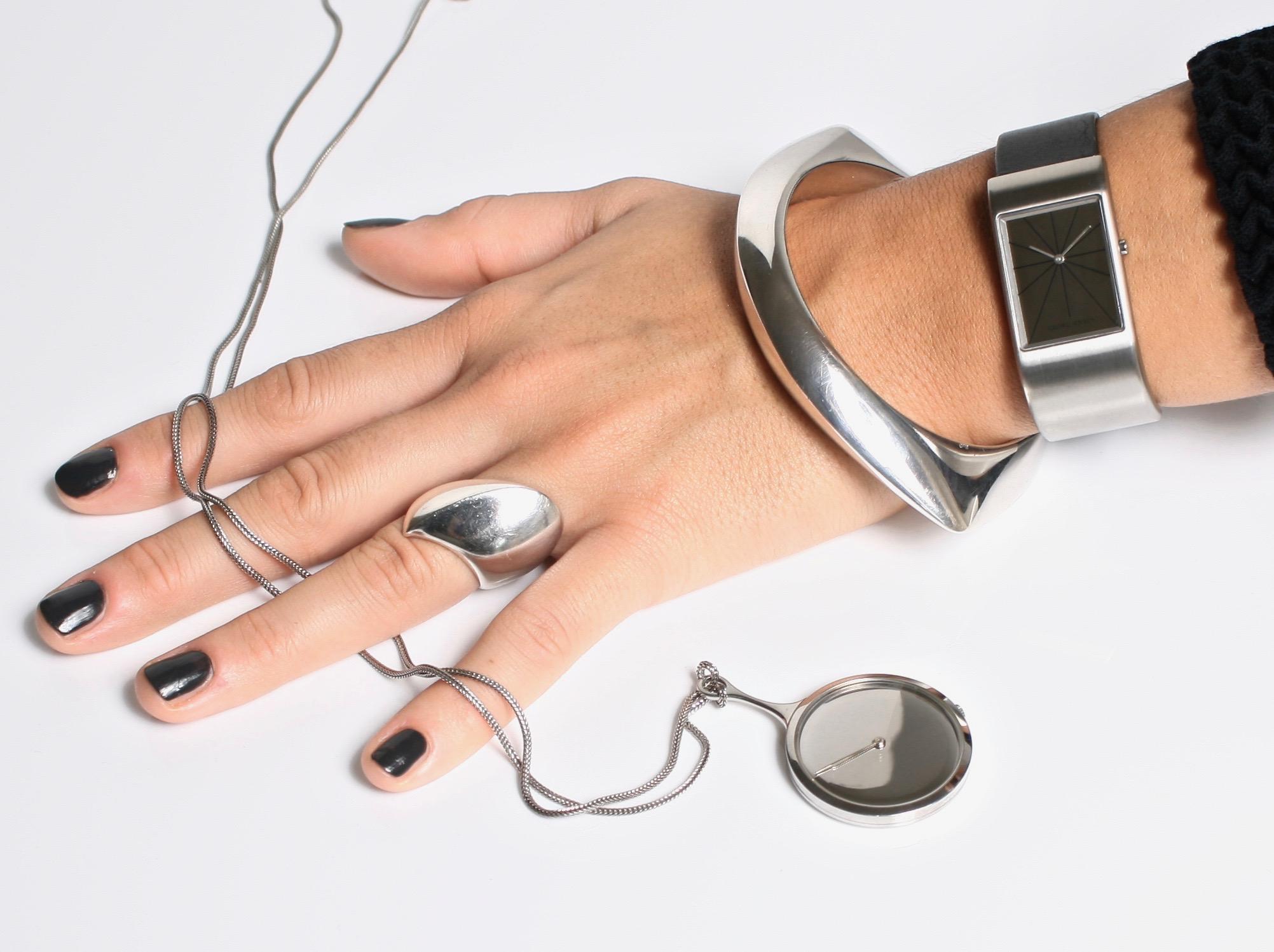 Georg Jensen Edelstahl-Anhängeruhr entworfen von Vivianna Torun Bulow- Hube im Zustand „Gut“ im Angebot in London, GB
