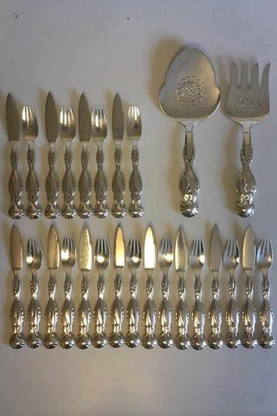 Georg Jensen sterling silver pattern no. 55 fish service. Set for 12 persons with serving set. The set consists of 26 pieces:

12 x fish knives, measures 20.7 cm / 8 5/32 in.
12 x fish forks, measures 18.6 cm / 7 21/64 in.
1 x serving spade,