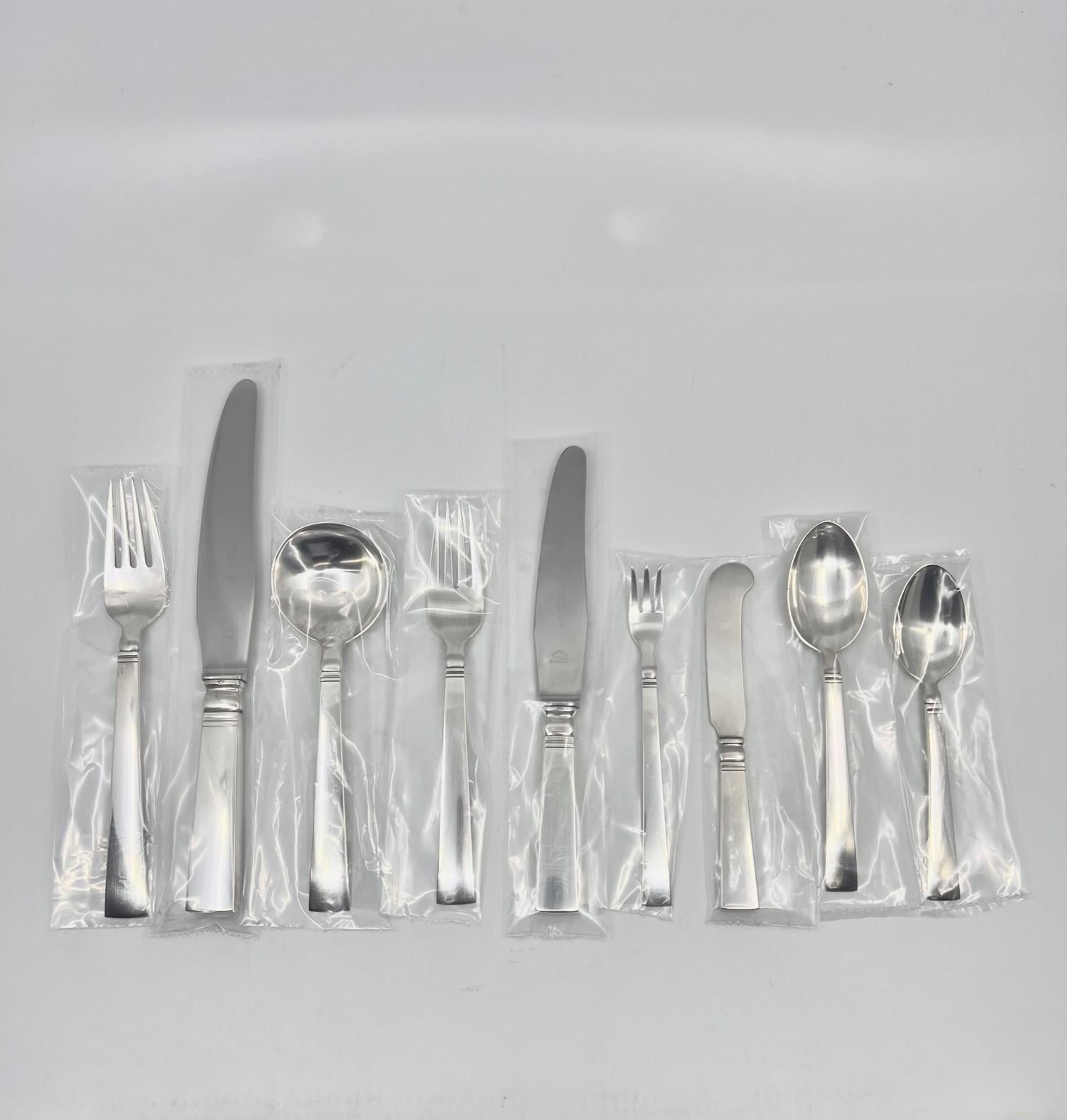 A Georg Jensen sterling silverware service in the Acadia pattern, design #46 by Ib Just Andersen from 1934.
This service includes 12 settings of 9 pieces.

12 Round Spoons (6 1/4″: 15.9cm)
12 Dinner Forks (7 1/8″: 18.2cm)
12 Dinner Knives (9″: