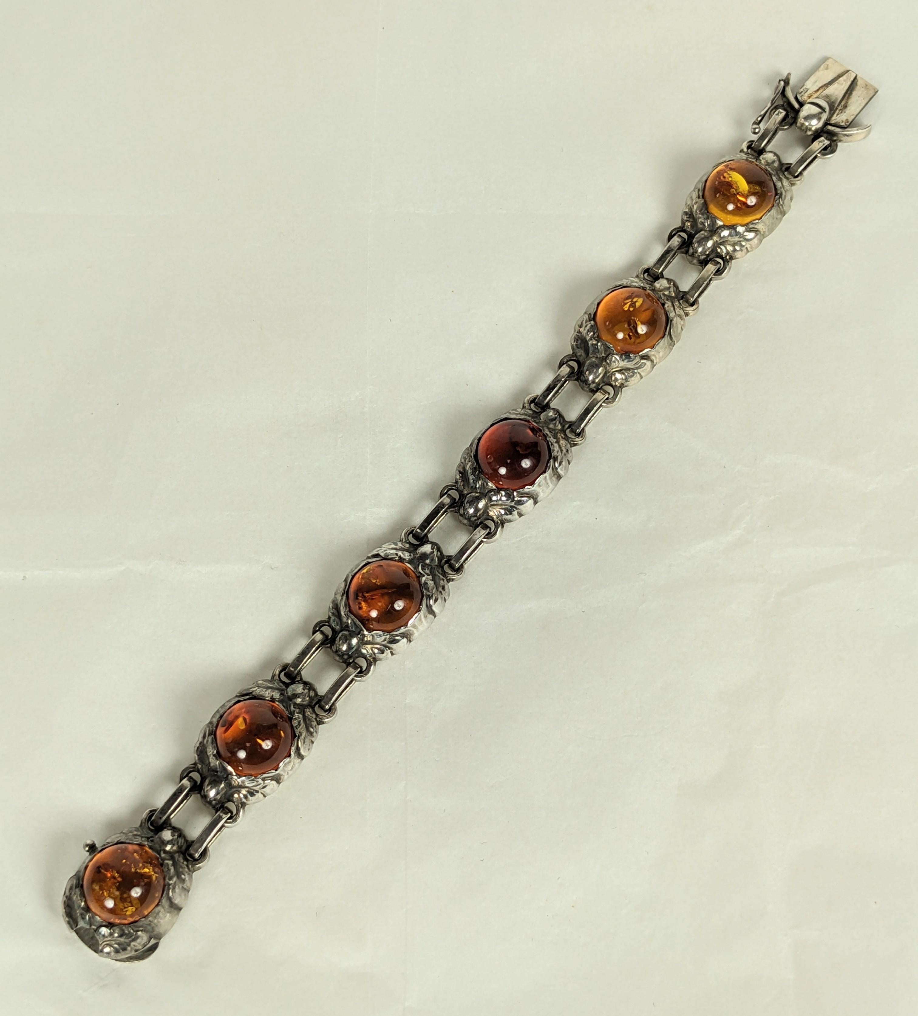 Bracciale a maglie Georg Jensen in ambra Sterling Cab degli anni '50. Uno dei loro modelli più popolari, disegnato per la prima volta negli anni '30 con pietre cabochon in castoni a forma di foglia in stile Art Nouveau. In questo braccialetto sono