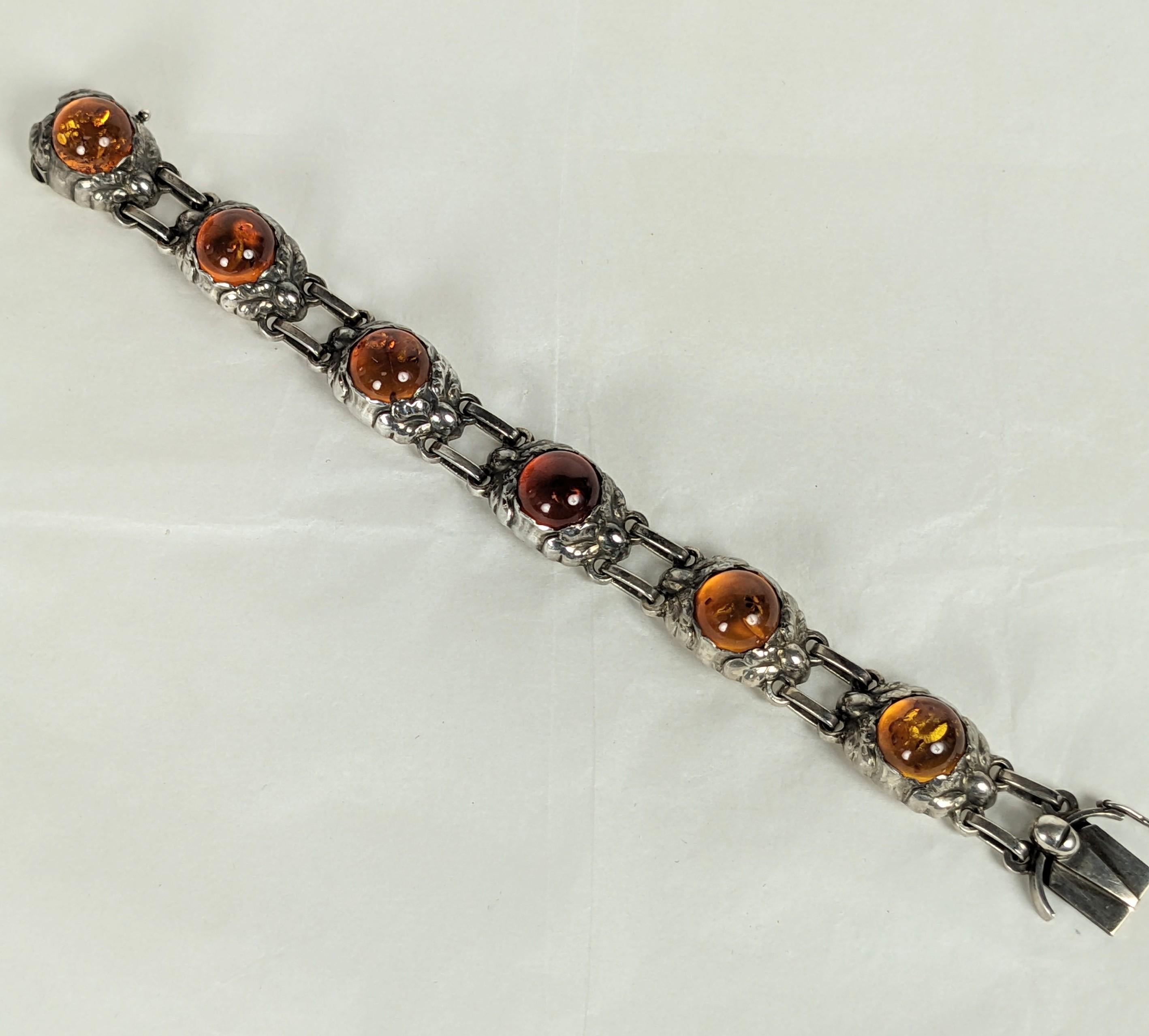Art Nouveau Georg Jensen Bracciale in argento con cabochon d'ambra in vendita