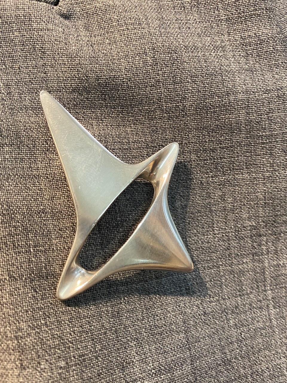 Georg Jensen Sterling Amorphic Brooch, Design #339 by Henning Koppel In Good Condition For Sale In Big Bend, WI