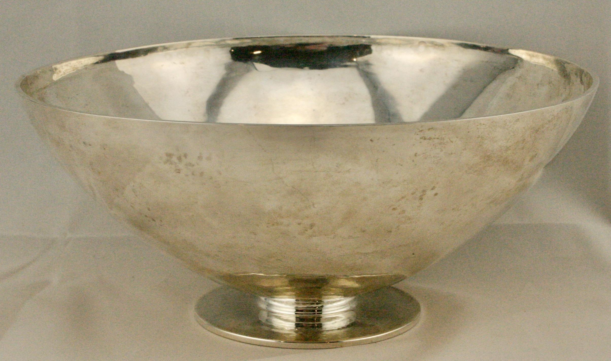Ciotola in sterling Art Deco con piede di Georg Jensen, martellata a mano e disegnata dallo stesso Georg Jensen. Bellissima superficie martellata a mano. La ciotola ha i marchi 1925-1931 e il designer 