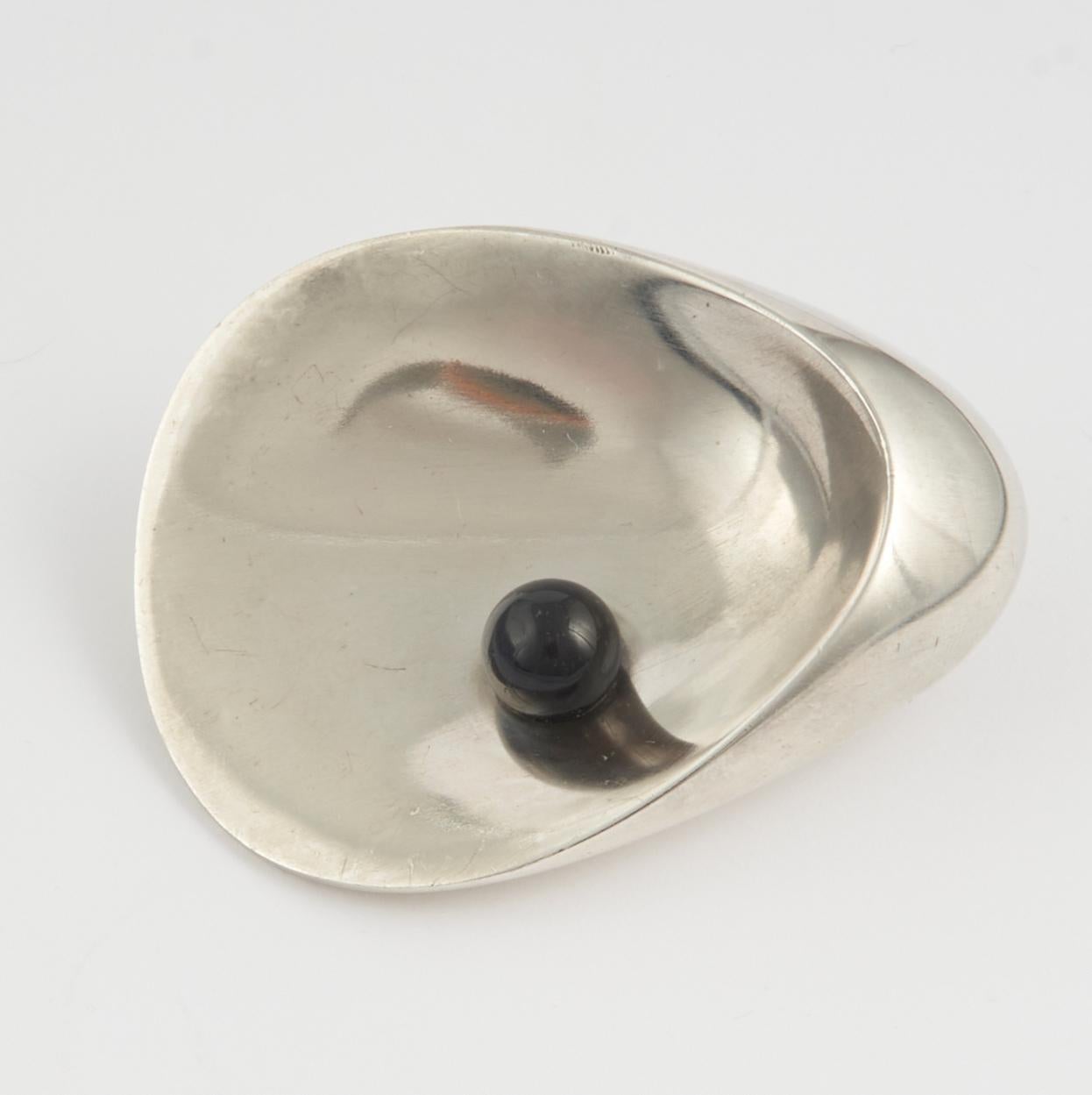 Georg Jensen Sterling Silver Shell Brooch with Onyx, Design #328 by Nanna Ditzel


Classis Nanna Ditzel 
