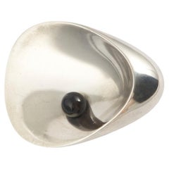 Spilla Georg Jensen in argento con onice, design #328 di Nanna Ditzel