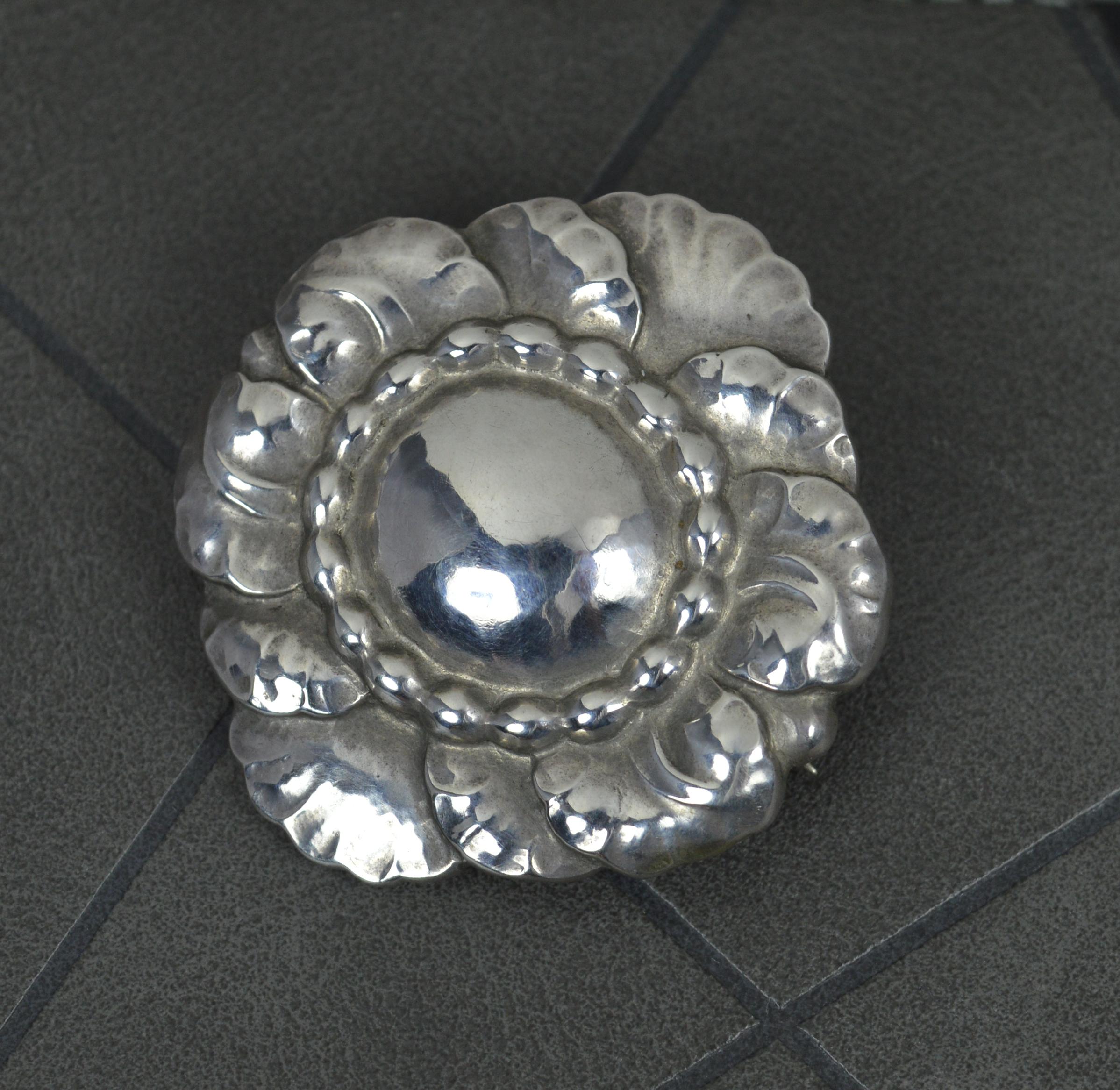 A fine vintage Georg Jensen brooch.
Sterling silver example.
Flower shape. Model # 174.
Hallmarks ; to reverse
Weight ; 9.1 grams
Size ; 37mm x 39mm approx
Condition ; Very good. Clean example. Crisp design. Working pin. Please view photographs.