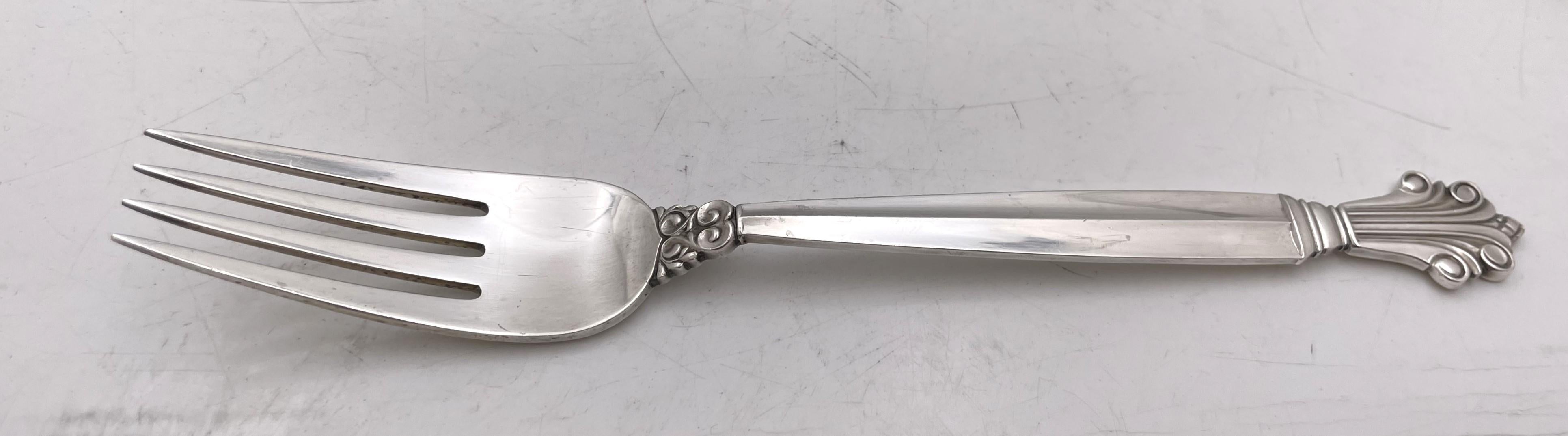 Set di posate in argento sterling di Georg Jensen, con il celebre motivo Acanthus, della metà del XX secolo, composto da:

12 forchette da pranzo di 7,3/8'' di lunghezza
12 forchette da insalata da 6 3/4