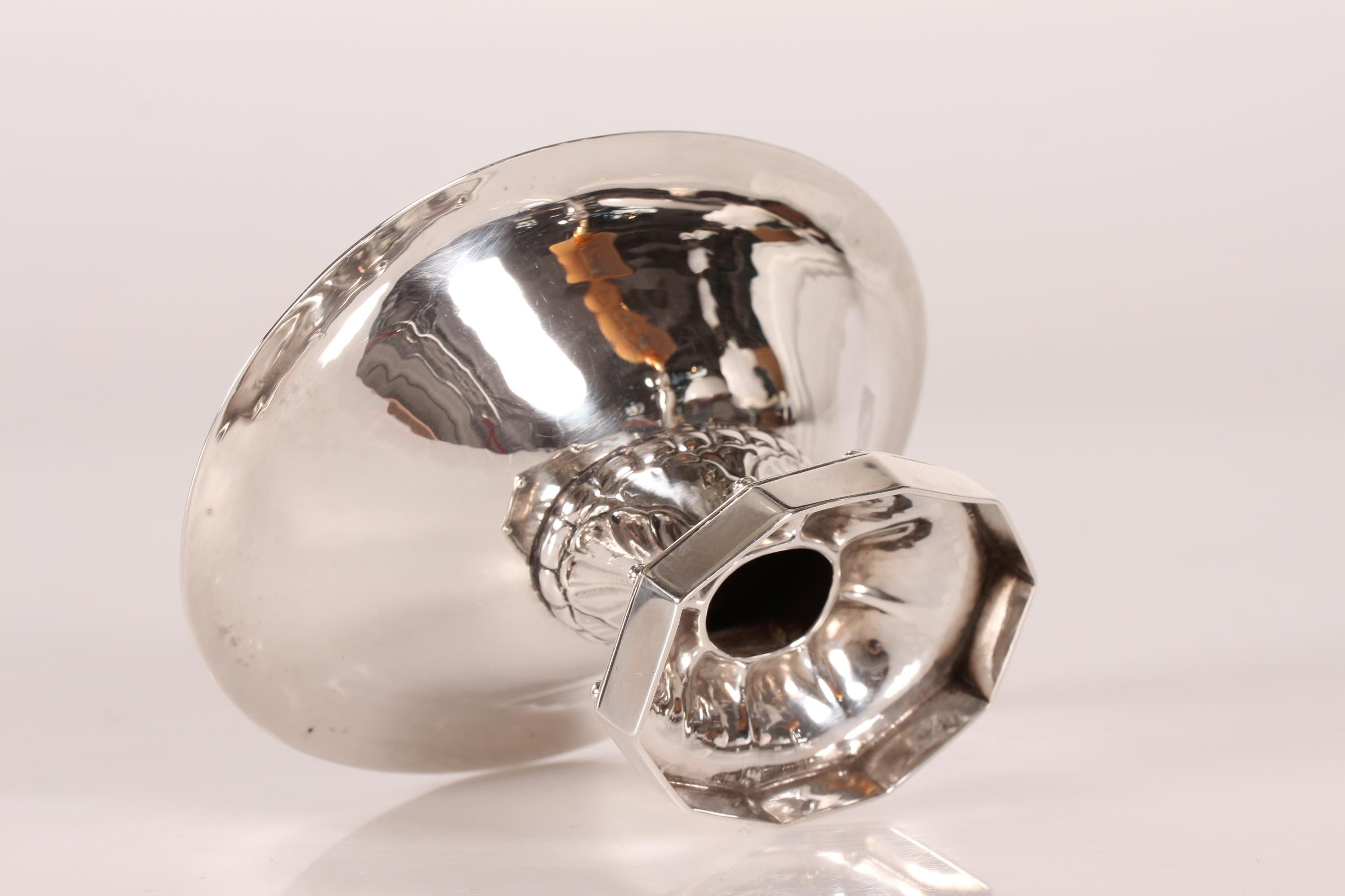 Bombonera/centro de mesa de Georg Jensen Silver Copenhagen.

Pequeño cuenco ovalado de plata de ley 925s con sello de la época posterior a 1945

Muy buen estado vintage.




 