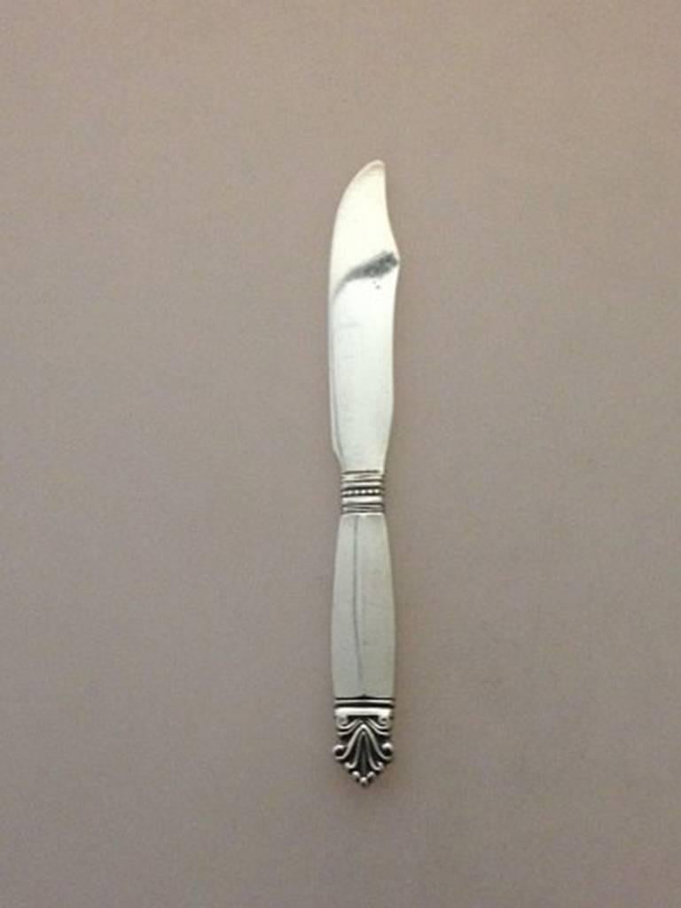 Georg Jensen sterling silver acanthus cake knife in all silver. Measures 18.2 cm / 7 1/6 in.