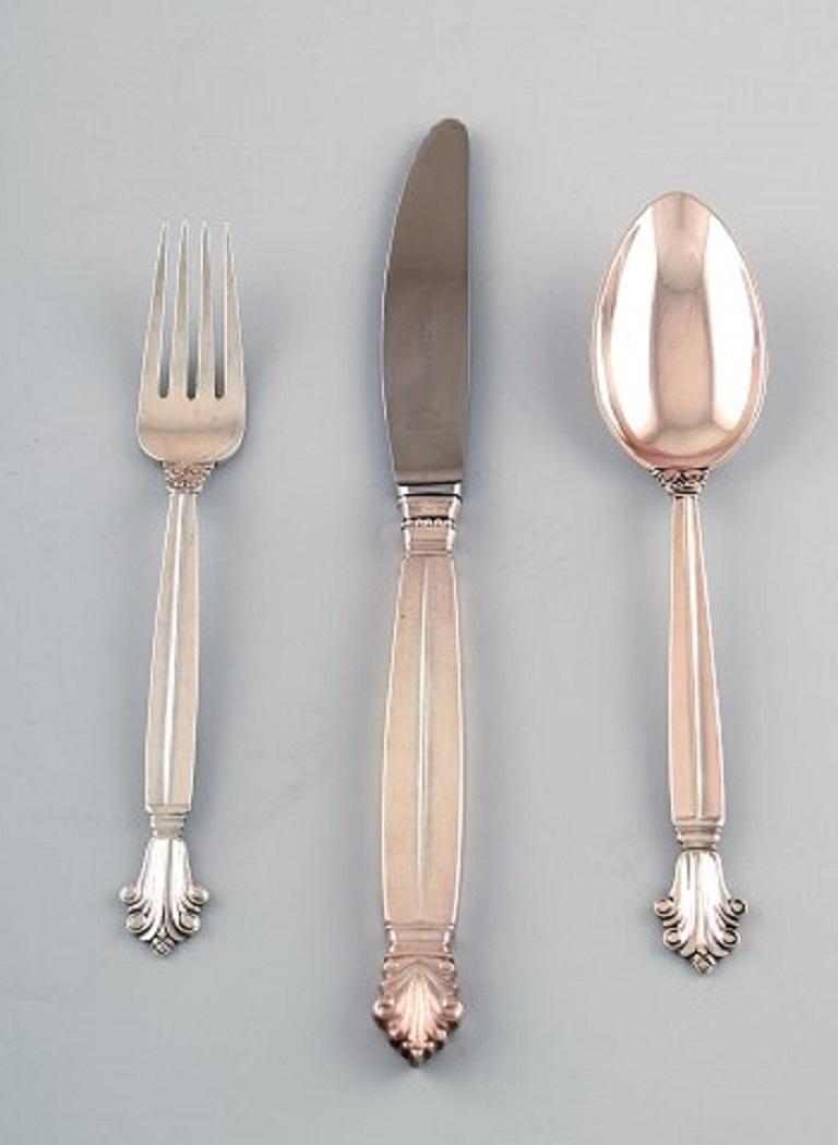 Georg Jensen sterling silver 'Acanthus' dinner cutlery.
Complete dinner service, 12 pieces for four persons.
Comprising: Four dinner knives, four dessert spoons, four dinner forks.
The dinner knife measures 22.5 cm.
In perfect