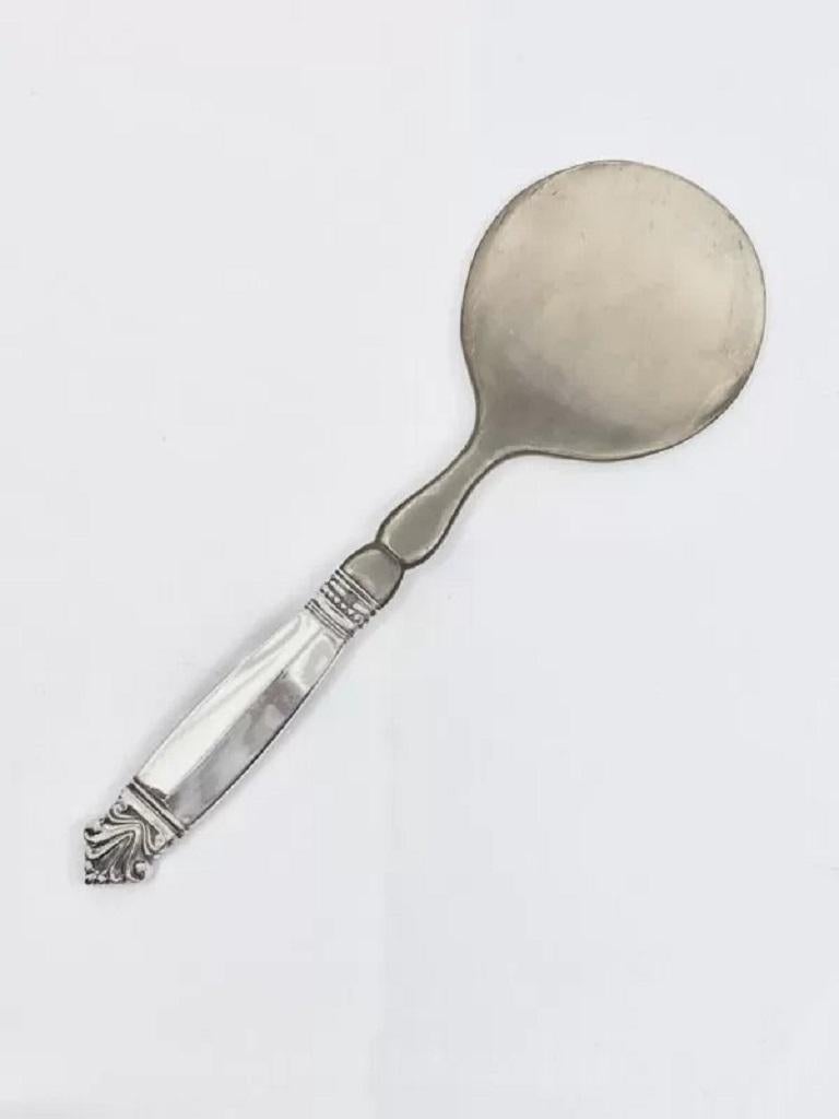 A Georg Jensen flat server with silver handle and horn server, item 206 in the Acanthus pattern, design #180 by Johan Rohde from 1917. This type of server with horn was used either for heat insulation when serving (e.g.) hot pastries/pies, for