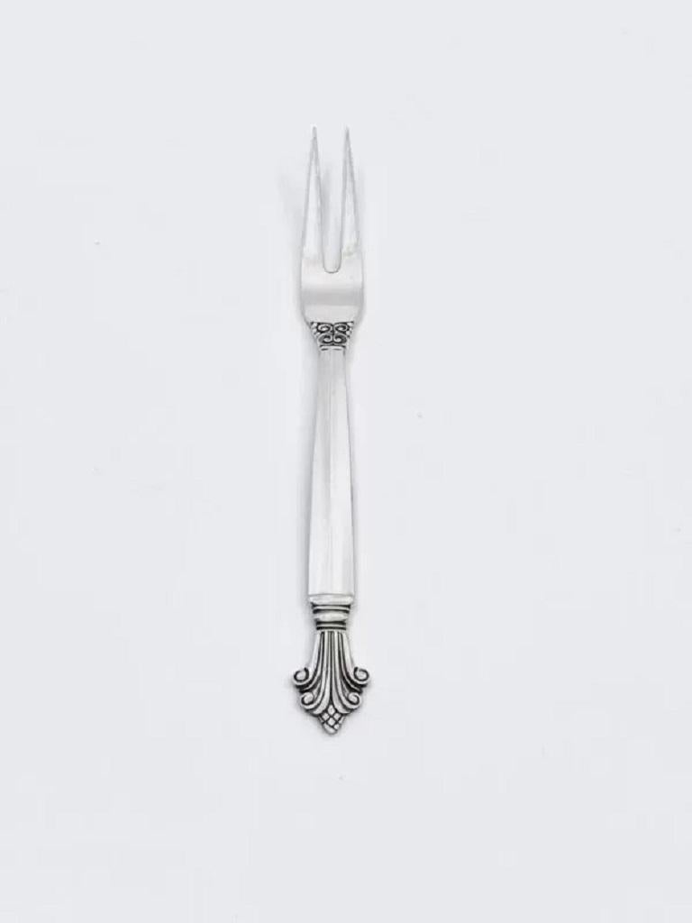 A Georg Jensen Sterling Silver Acanthus Lemon fork #146, designed by Johan Rohde in 1917.

Additional information:
Material: Sterling Silver
Style: Art Nouveau
Hallmarks: With Georg Jensen hallmark, made in Denmark.
Dimensions: Measures 4 3/4″