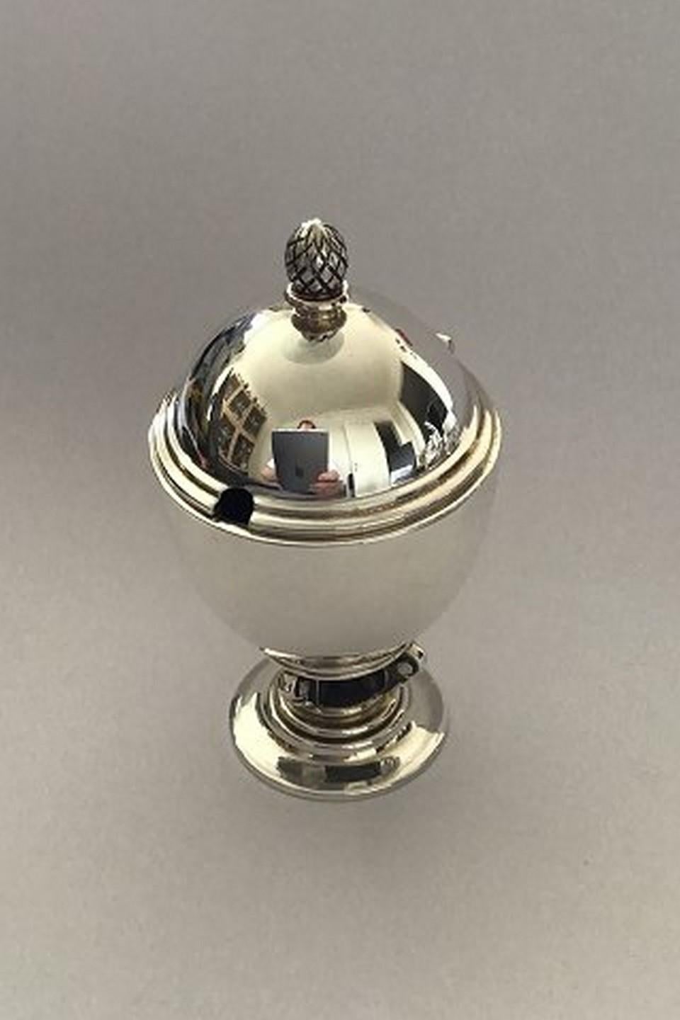 Bicchiere da senape a forma di ghianda in argento sterling Georg Jensen n. 741 con smalto blu. Misure: Altezza 10 cm (3 15/16 in), diametro 5,3 (2 3/32 in)
Codice articolo: 398915.