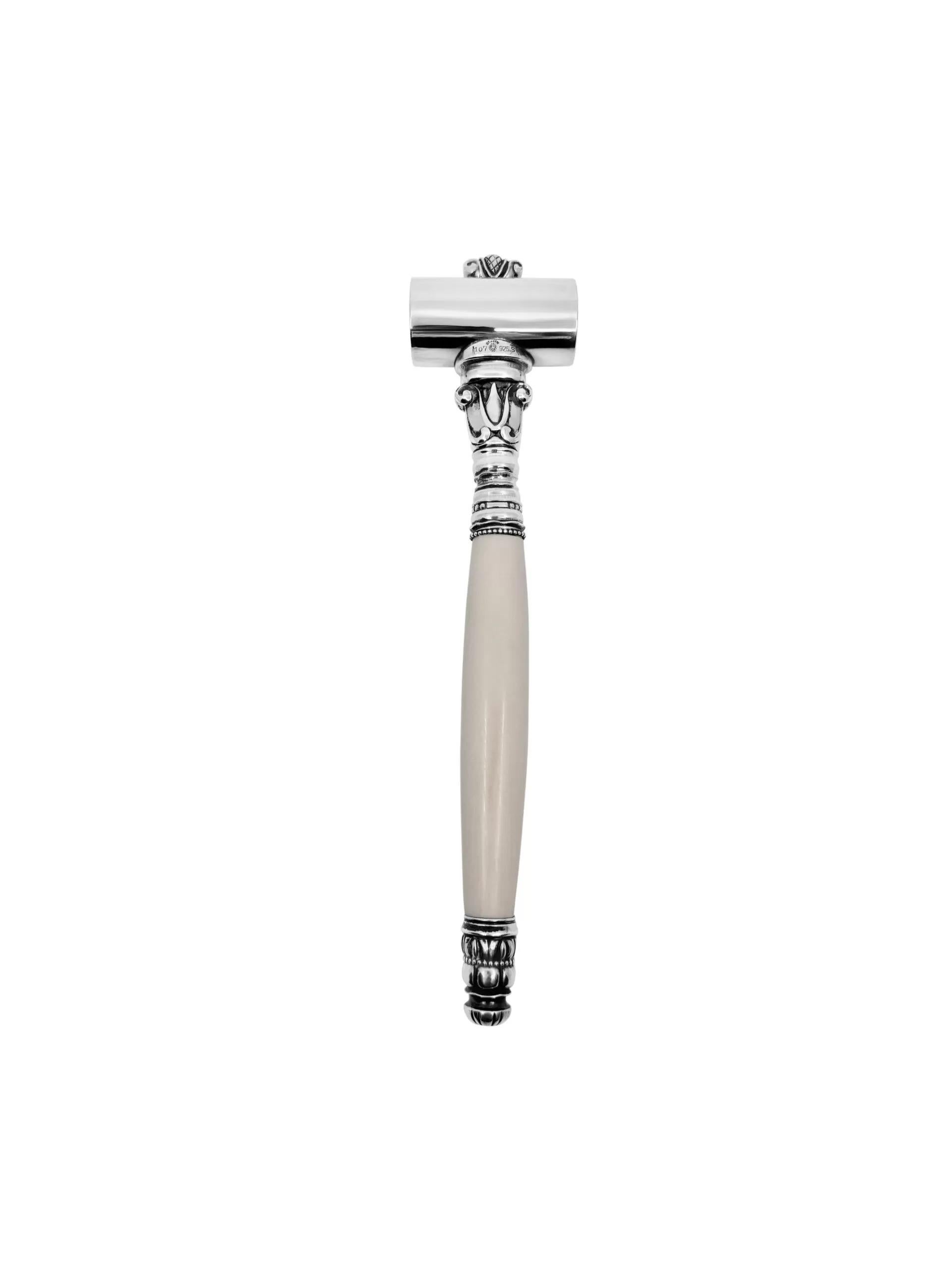 Raro martillo Georg Jensen de plata de ley, diseño nº 107 de Johan Rohde, hacia 1919. El diseño se atribuye al modelo de bellota de Rohde, con un remate superior de bellota unido a un martillo macizo con un intrincado diseño floral, de hojas y
