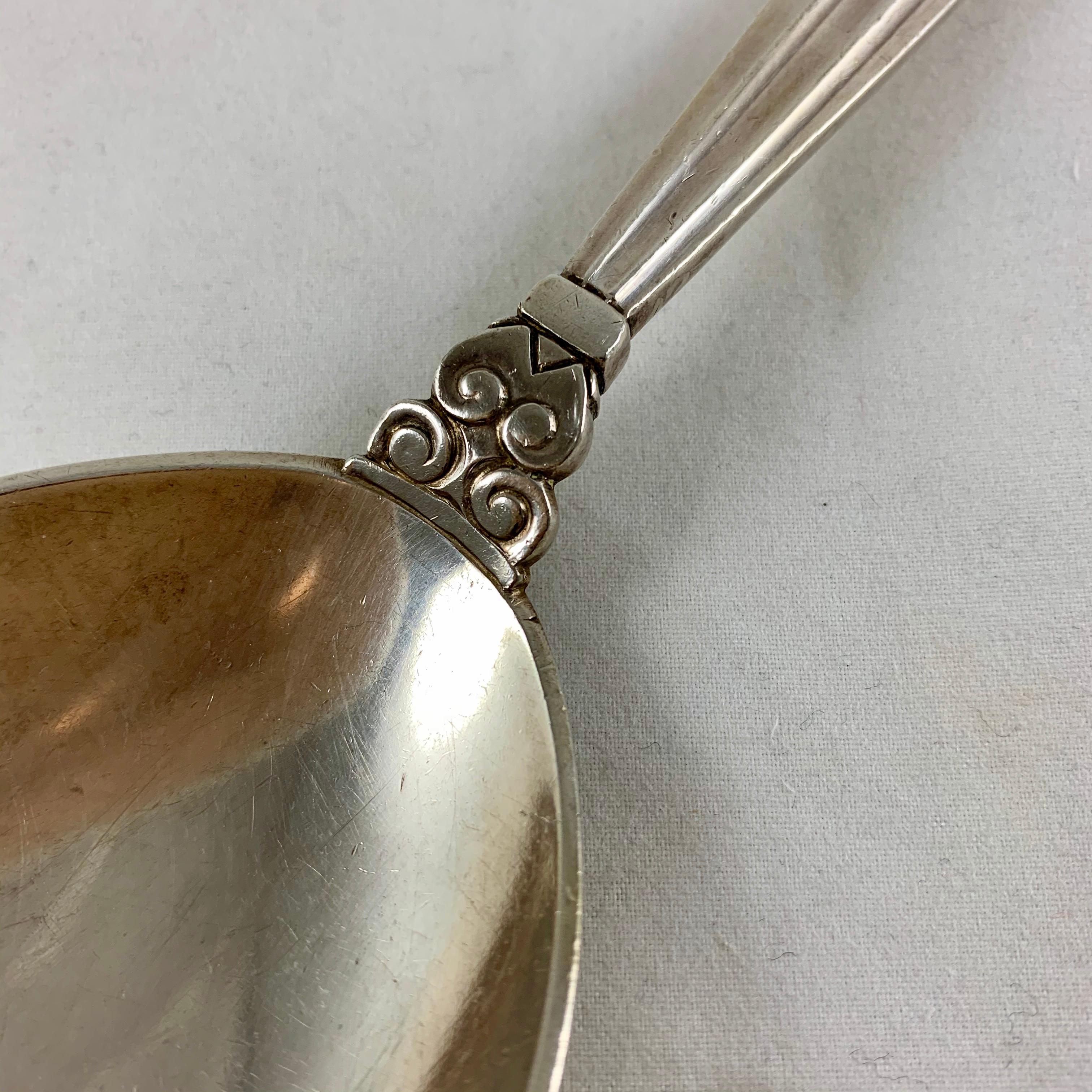 Ferronnerie Cuillère de service en argent sterling à motif de glands de Georg Jensen, Danemark, datant d'environ 1915 à 1919 en vente