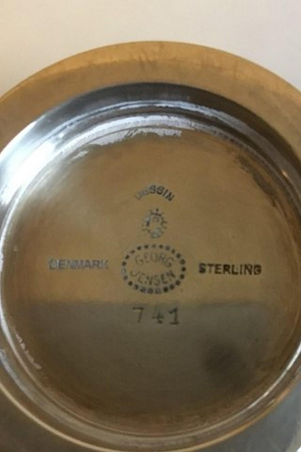 Georg Jensen sterling silver acorn sugar caster no 741. Measures 16 cm / 6 19/64 in. Weighs 172 g / 6.05 oz.
Item no.: 348132.