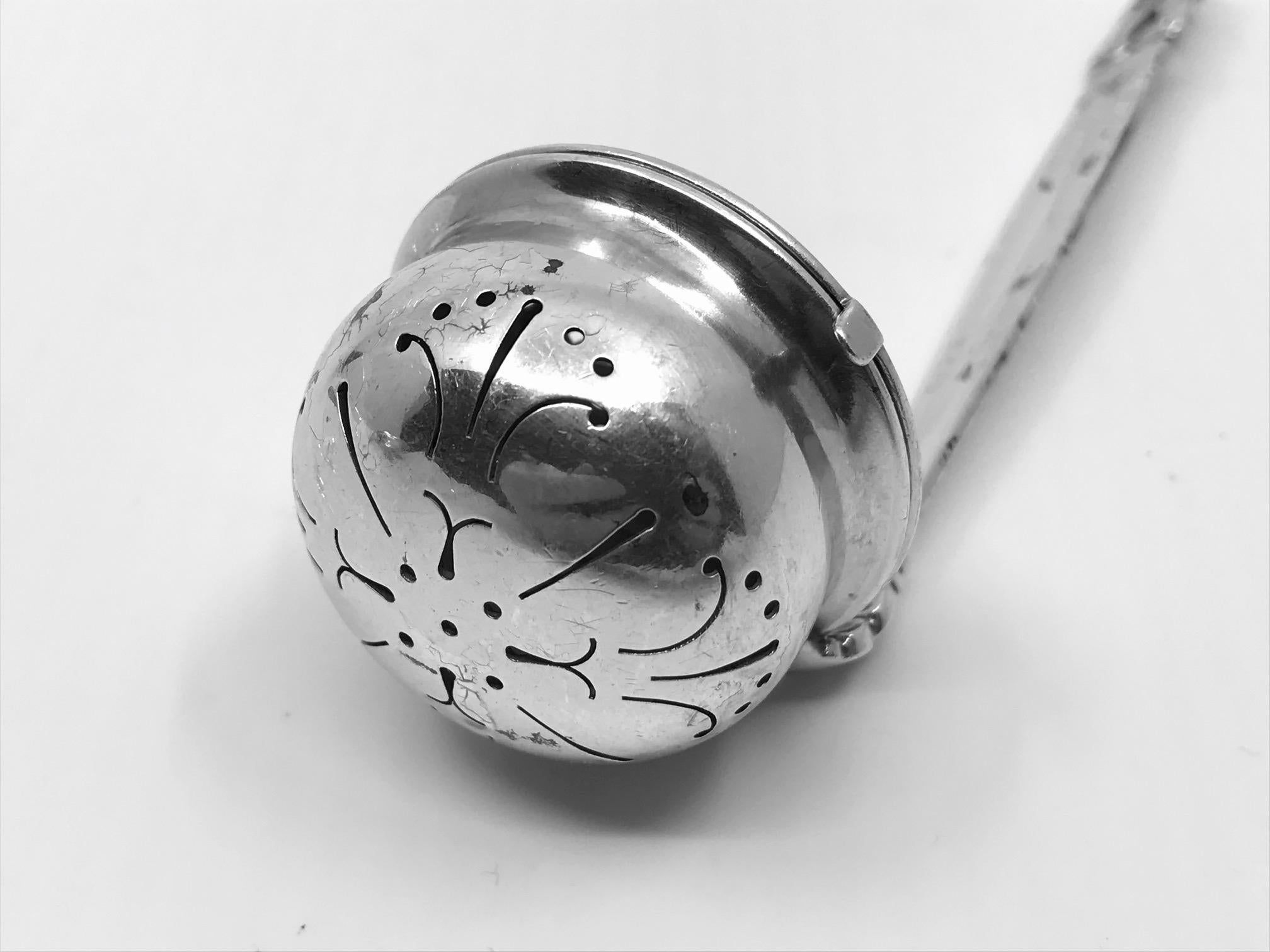 A Danish Georg Jensen tea egg or tea infuser in the iconic Acorn pattern, design #366 by Johan Rohde from 1915. A hard to find and sought after tea egg on handle. A meticulously cut out bowl with hinged lid attached to a handle.

Additional