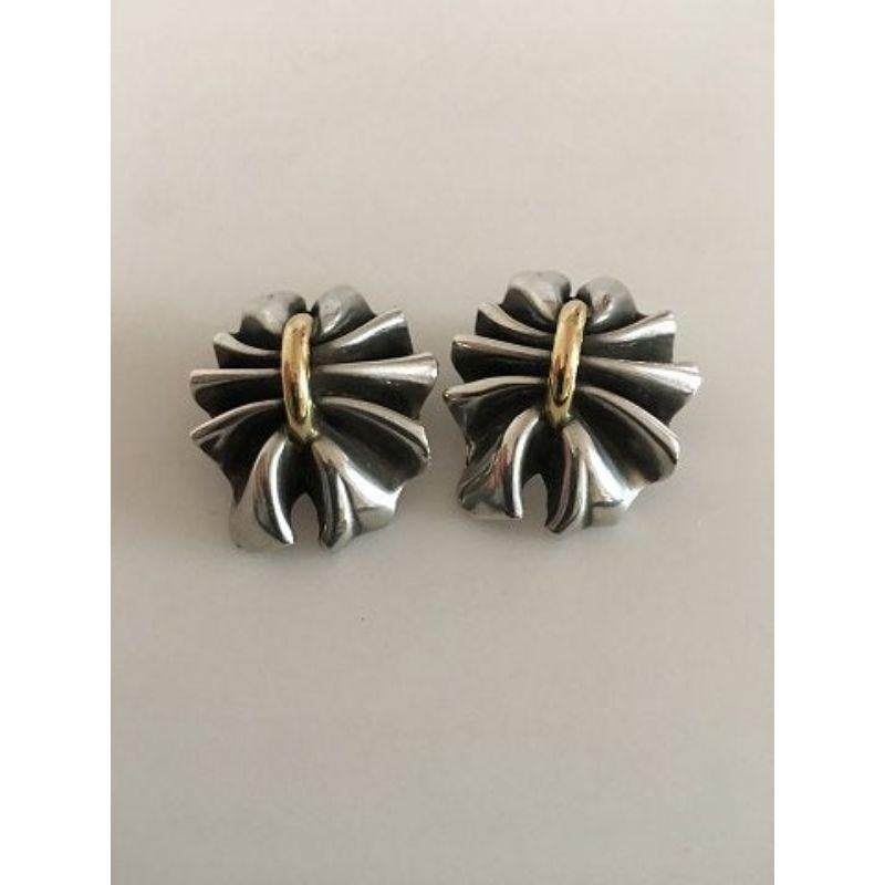 Georg Jensen Sterling Silver and 18K Gold Lene Munthe Earrings (Clips) No 400.

Measures 3 cm / 1 3/16 in. x 2 cm / 0 25/32 in. Combined weight of 27.3 g / 0.96 oz.