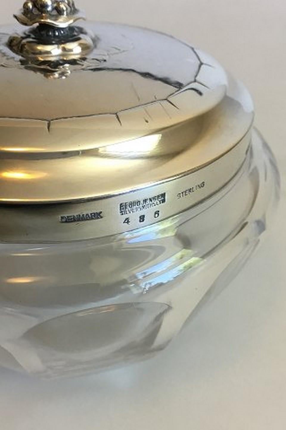 Vaso da confettura in argento sterling e cristallo baccarat Georg Jensen n. 486.
Misura 9 cm di diametro x 6,5 cm di altezza. Il coperchio misura 42 g.
Piccola scheggiatura all'interno
Codice articolo: 258590.