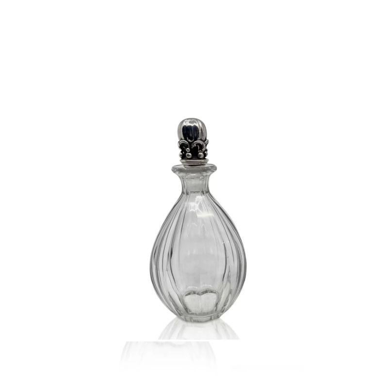 Jarra vintage de plata de ley Georg Jensen con tapones ornamentados nº 100 de Georg Jensen y jarra de cristal de Baccarat. El pesado tapón art nouveau está hecho a mano con una gran cantidad de persecución manual. El tapón martillado a mano con una