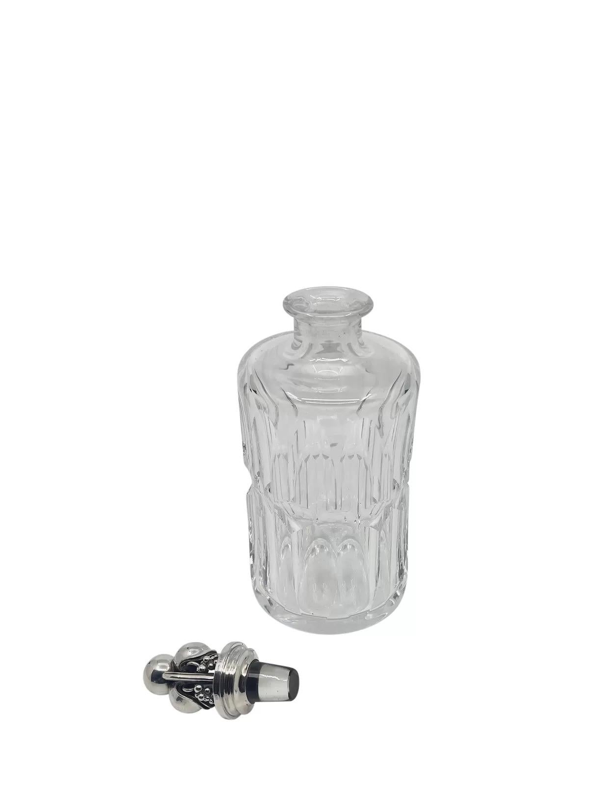 Georg Jensen Decantador de plata de ley y cristal 797 Martillado en venta