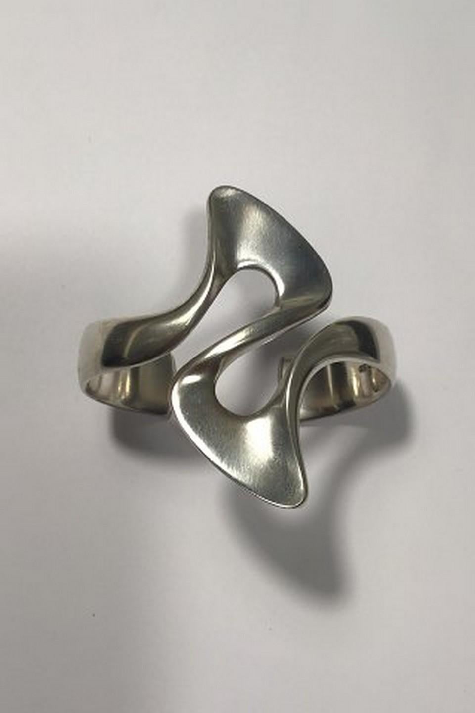 Georg Jensen Sterling Silver Arm Ring No 287 Henning Koppel Ins 
Diam 6.3 cm (2½ in) 
Weight 84.5 gr/2.98 oz
Item no.: 437586