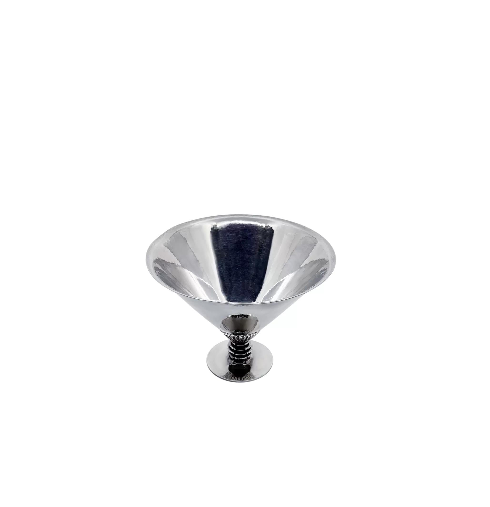 Eine schwere Art Deco Schale aus Sterlingsilber von Georg Jensen, Design #259 von Gundorph Albertus aus dem Jahr 1925. Kegelförmige, handgehämmerte Schale mit einem handziselierten Muschelmotiv in der Mitte. Der untere Mittelteil besteht aus einer