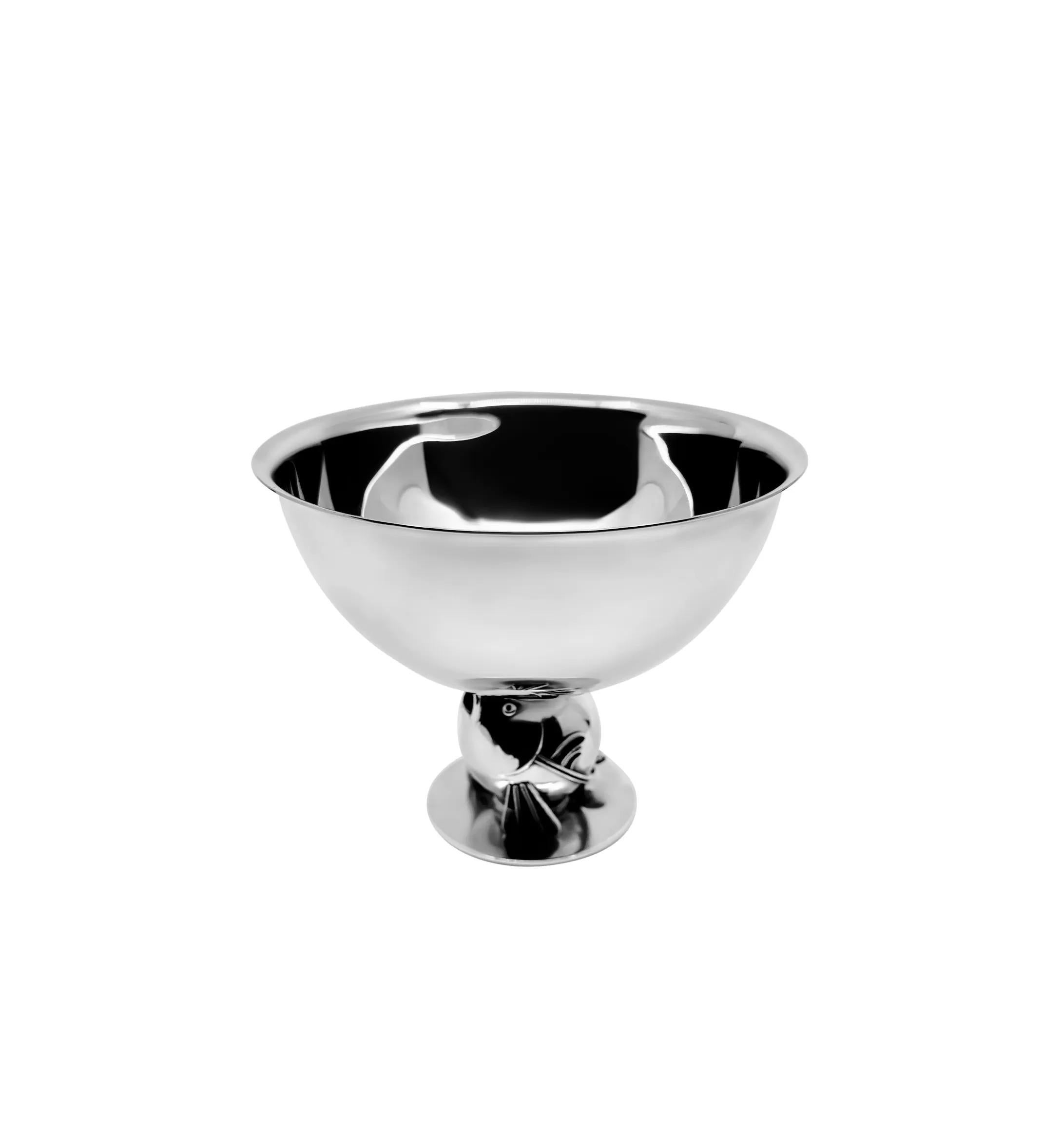Eine sehr gesuchte frühe Georg Jensen Sterlingsilberschale, Design #809b von Arno Malinowski aus dem Jahr 1937. Die von einem runden Fuß getragene Schale zeigt ein auffälliges Fischmotiv mit offenem Mund, handziselierten Augen und filigranen Details