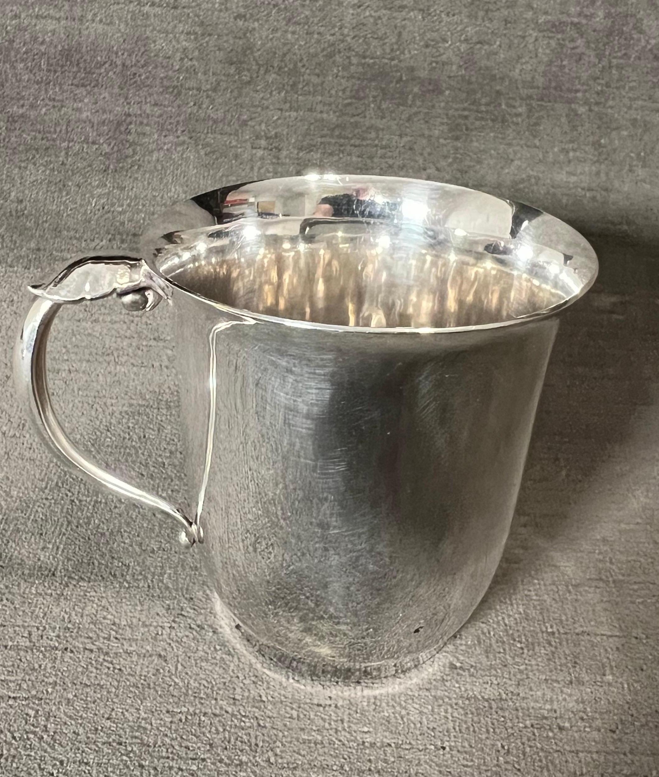 Georg Jensen sterling silver baby / Christening cup
With leaf motif capped handle 
20th century, Denmark
110 g


Engraved ROBERT.
