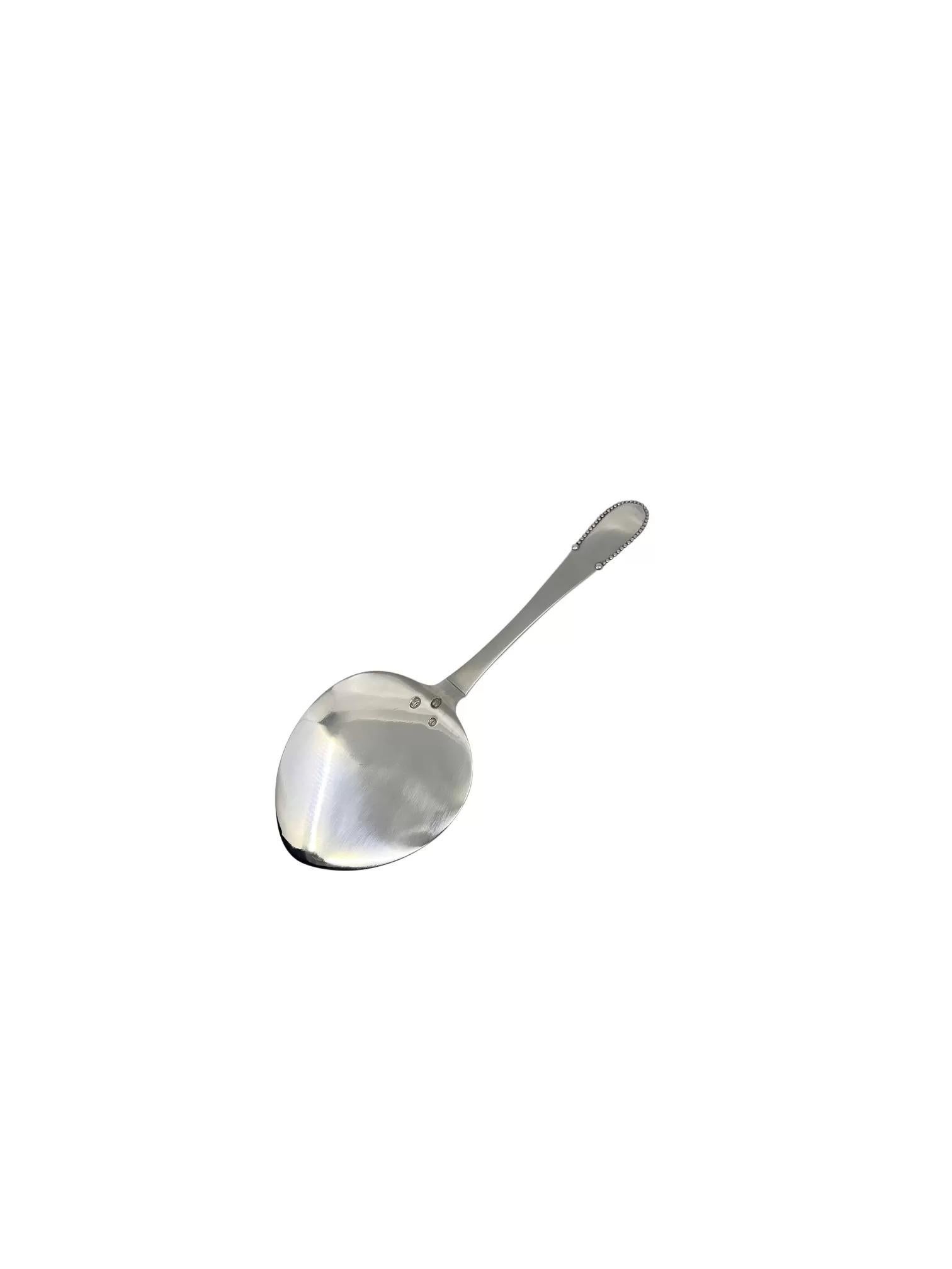 Servidor para pasteles Georg Jensen de plata de ley con decoración floral cincelada a mano, artículo nº 204 en diseño Beaded, diseño nº 7 de Georg Jensen de 1916.

Dimensiones: Mide 20,6 cm de longitud.

Sellos: Uno con el sello Georg Jensen de la
