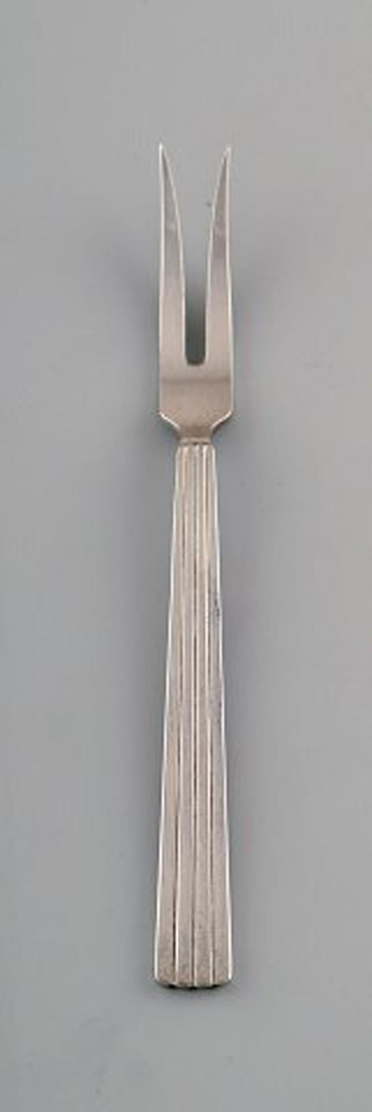 Georg Jensen Sterling Silver Bernadotte. A set of 4 herring forks.
Measures: 11.5 cm.
In very good condition.
Early stamp. Swedish import stamp, 1930 s
The elegant cutlery Bernadotte was designed by the Swedish designer and king's son Sigvard