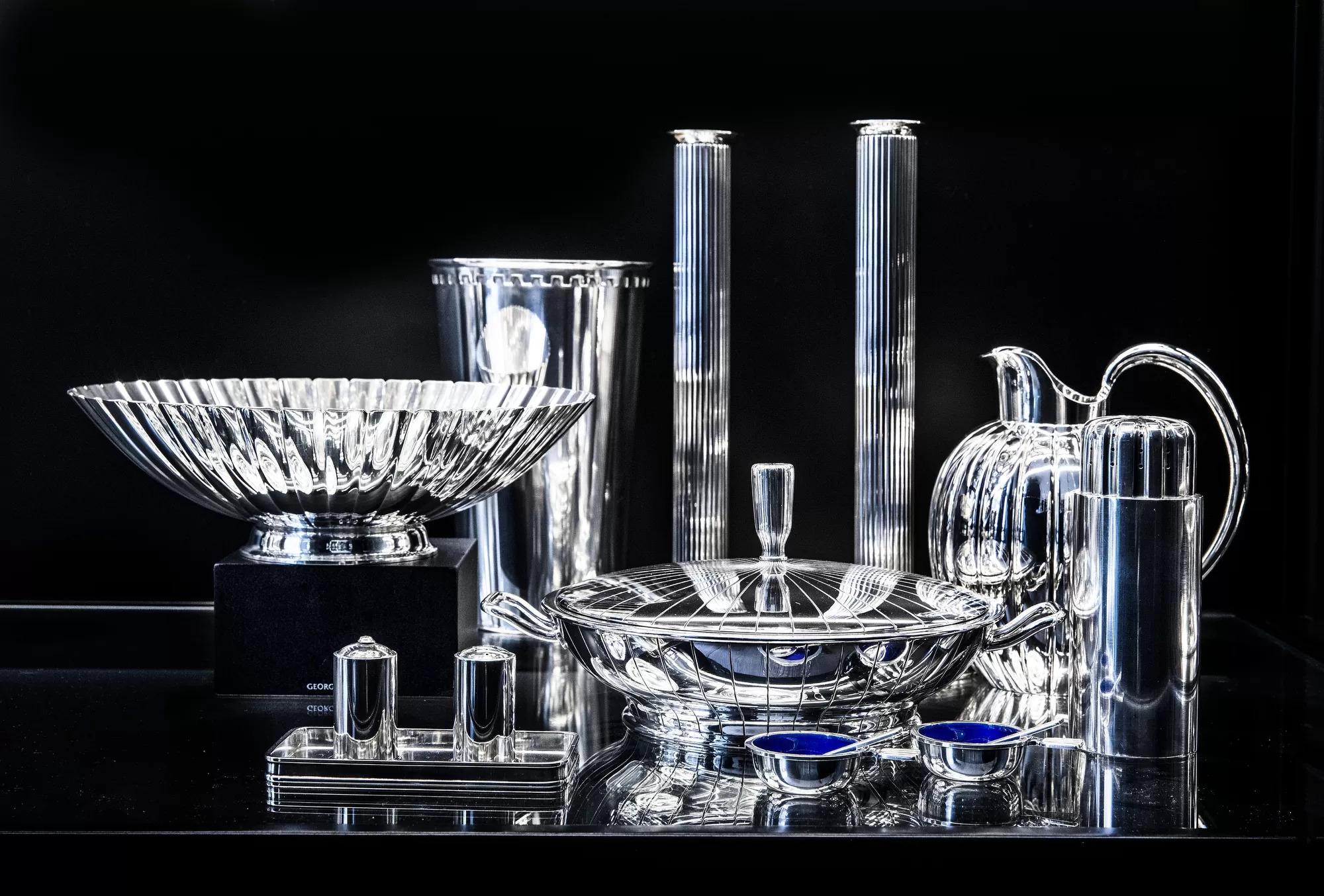 Un bol Georg Jensen Bernadotte en argent sterling, design/One de Sigvard Bernadotte de 1938. Ce bol rond de forme conique présente 20 lignes parallèles ciselées à la main, incarnant un design fonctionnaliste qui complète un pichet d'eau