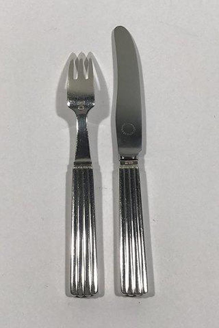 Georg Jensen sterling silver Bernadotte fruit knife/fork.

Measures Knife 17 cm(6 11/16 in) Fork 15.3 cm (6 1/32 in).
 