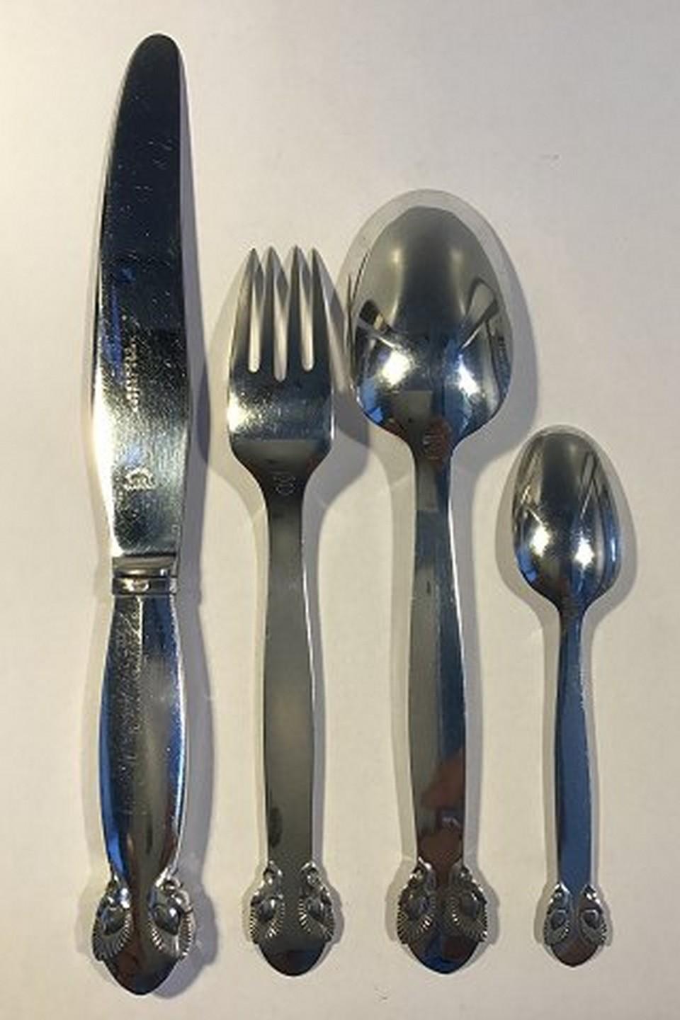 Georg Jensen sterling silver bittersweet flatware set for 8 persons, 32 pieces

The set consists of

8 x dinnerknifes with short handle, 24.7 cm / 9 23/32 in.
8 x dinner forks, 18.7 cm / 6 31/32 in.
8 x dinner spoons, 20 cm / 7 7/8 in.
8 x