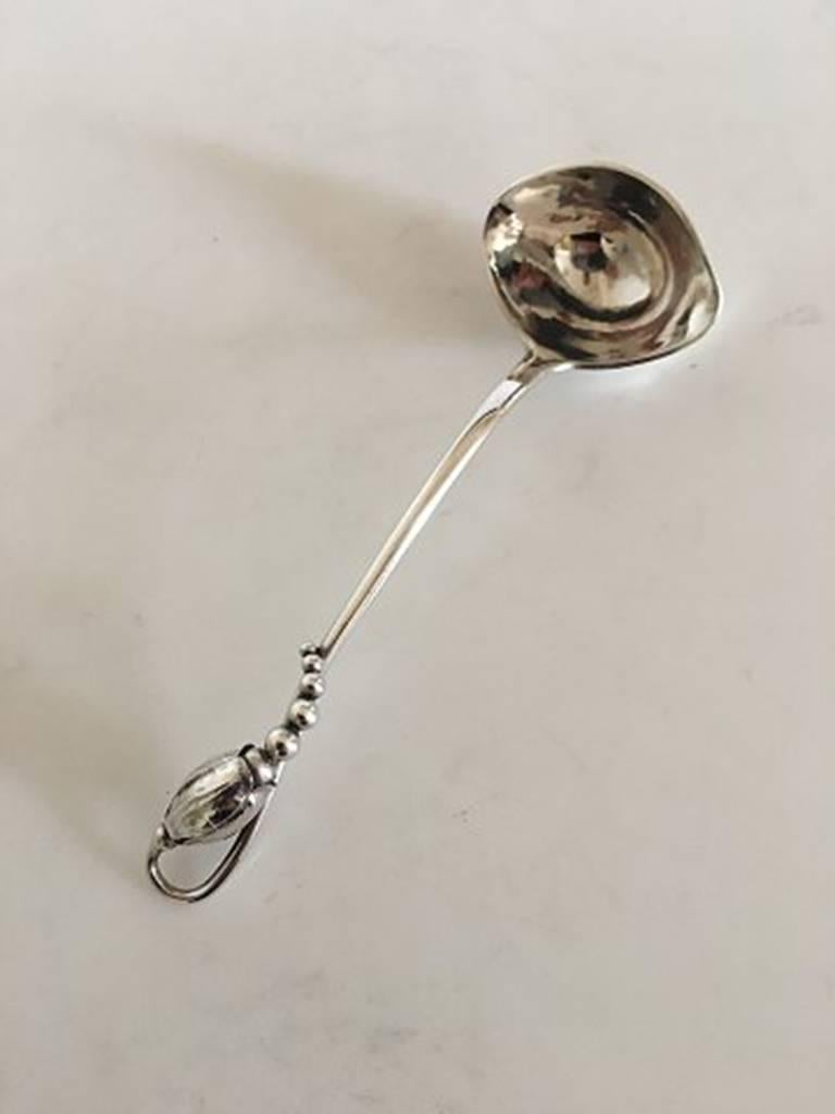 Louche à crème en argent sterling Georg Jensen fleur #84. Mesures : 12.5 cm / 4 59/64 inches.
