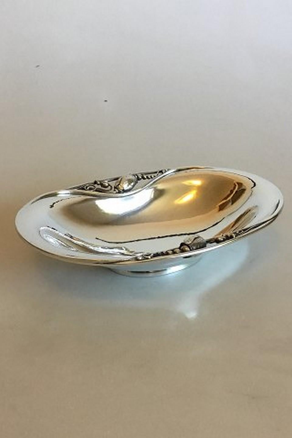 Georg Jensen sterling silver blossom bowl no. 2A.
Measures 19.6 cm / 7 23/32 in. x 14 cm 5 33/64 in. x 4 cm 1 37/64 in.
Weighs 264 g / 9.30 oz. Item from after 1945
Item no.: 336509.