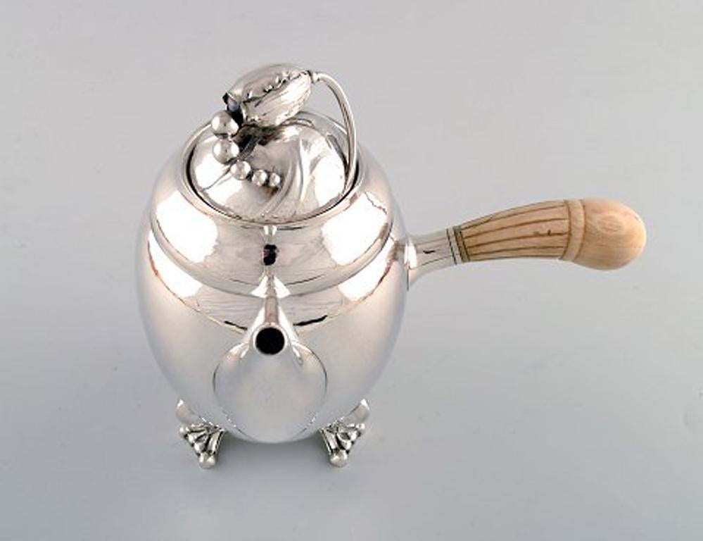 Georg Jensen sterling silver blossom coffee pot number 2D.
Measures: 22 cm height.
Weight 800 grams.
In very good condition.