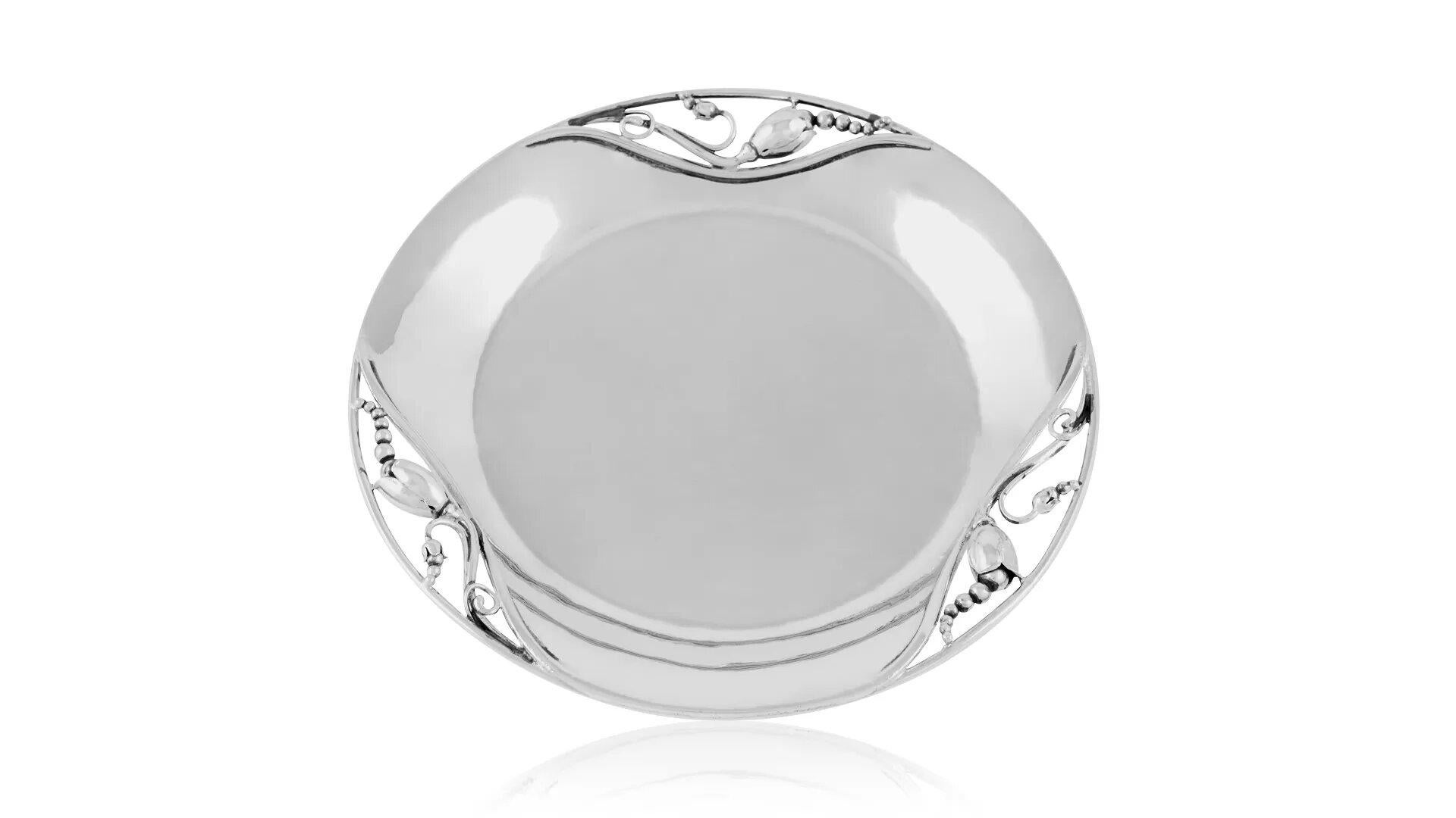 Sottobicchiere o piatto per il pane in argento Georg Jensen Blossom, design #2B di Georg Jensen del 1905, di grandi dimensioni. Un piatto rotondo rialzato con tre aree ritagliate che contengono un grande bulbo floreale cesellato a mano e dei rami.