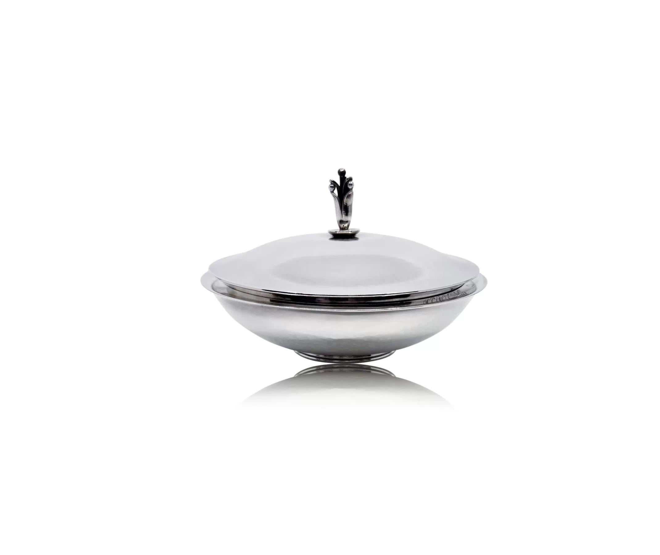 Eine Georg Jensen Bonbonniere aus Sterlingsilber, Design #172P von Harald Nielsen. Diese elegante zweiteilige runde, niedrige Bonbonniere mit Deckel ist im Stil des Art déco gefertigt. Der Sockel ist mit einem einfachen Ringfuß und einer dicken,