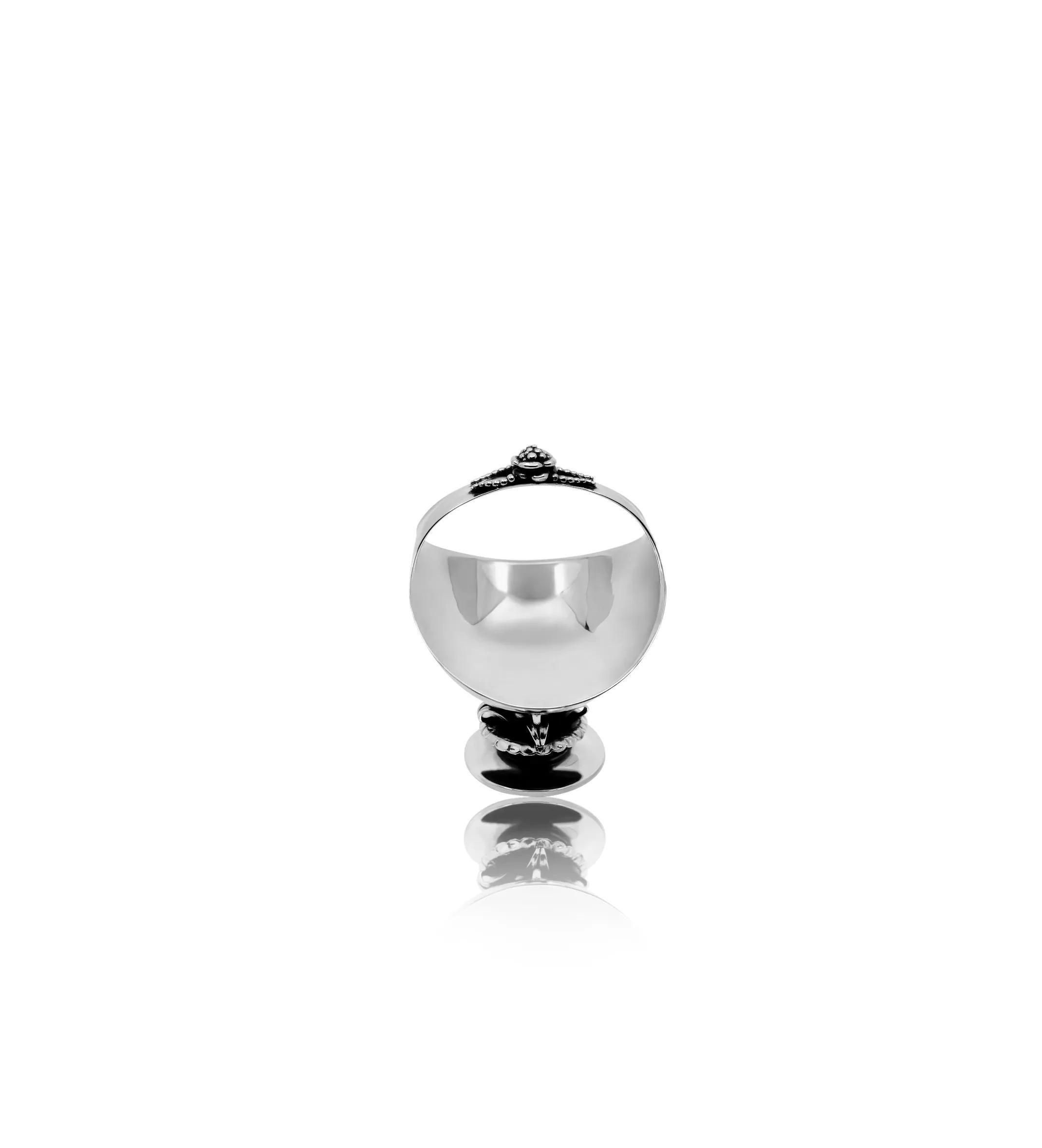 Pequeño cuenco decorativo de plata de ley, diseño nº 238a de Georg Jensen de hacia 1917. Hecha a mano con intrincados detalles, la cesta se eleva sobre ramas parecidas a limbos, con un gran bulbo floral o una baya en su centro.  El asa está hecha a