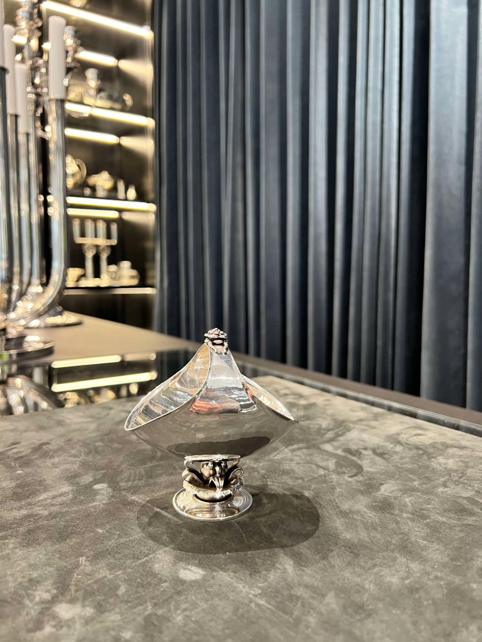 Georg Jensen Cuenco de plata de ley 238a Martillado en venta