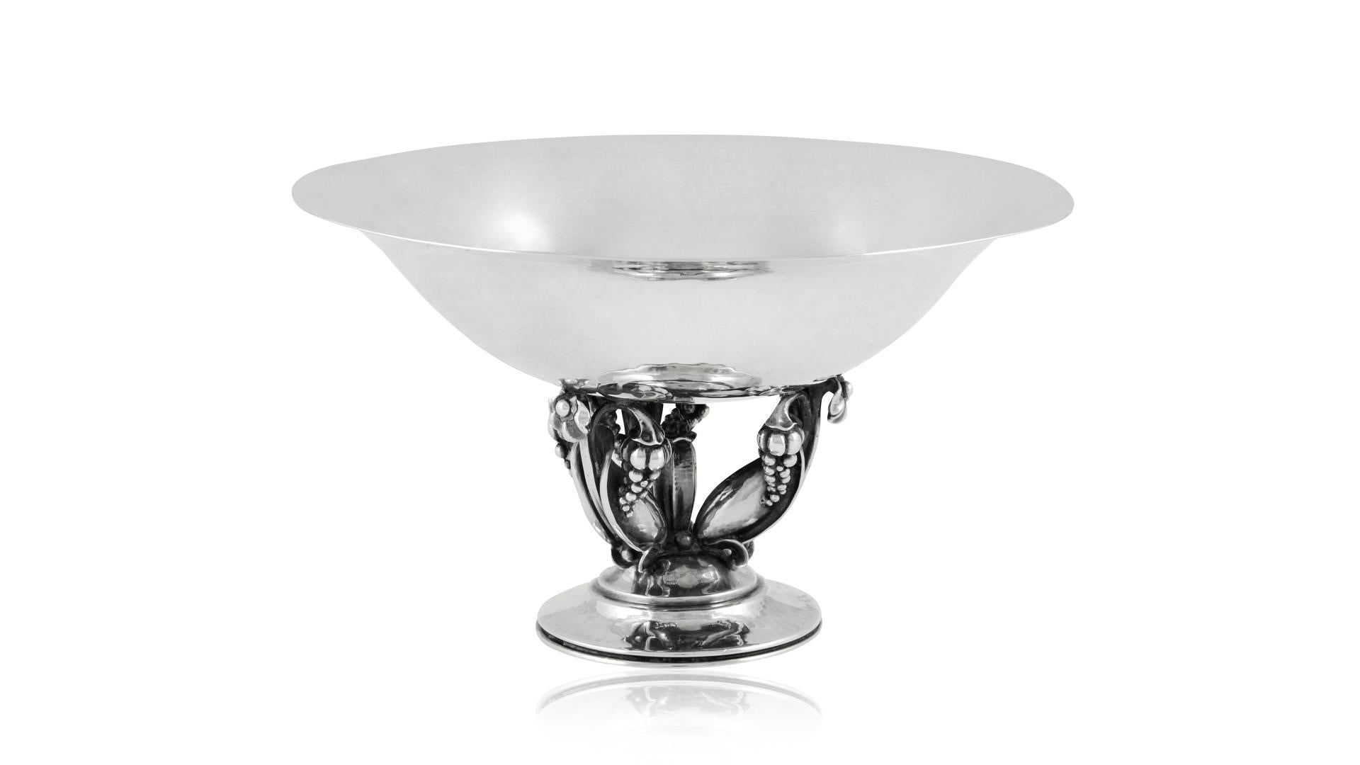 Eine dänische Vintage Sterling Silber Georg Jensen Schale # 468c, entworfen von Gundorph Albertus im Jahr 1926. Die Schale weist zarte Blumen- und Traubendetails auf, ein sehr organisch wirkendes Stück. Die Größe macht dieses Stück zu einer