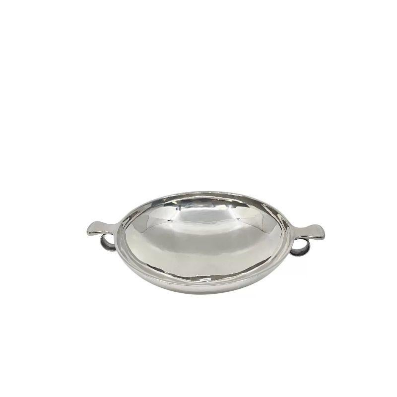 An exquisite sterling silver bowl from Georg Jensen, featuring the distinctive design #544a by Oscar Gundlach Pedersen, crafted in 1929. This bowl showcases a harmonious blend of Art Deco elements while retaining traces of the transition between Art